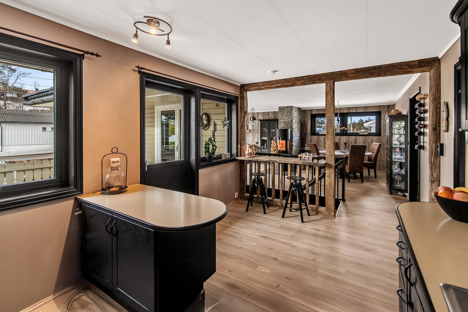 Kjøkken i delvis åpen løsning mot stuen/spisestuen i 2. etasje. Galleribilde