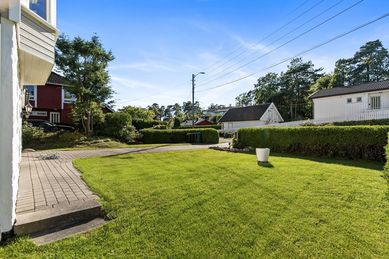 Den store tomten gir rom for lek og hygge, og beliggenheten er ideell med kort vei til skoler, butikker og flotte turområder. Galleribilde