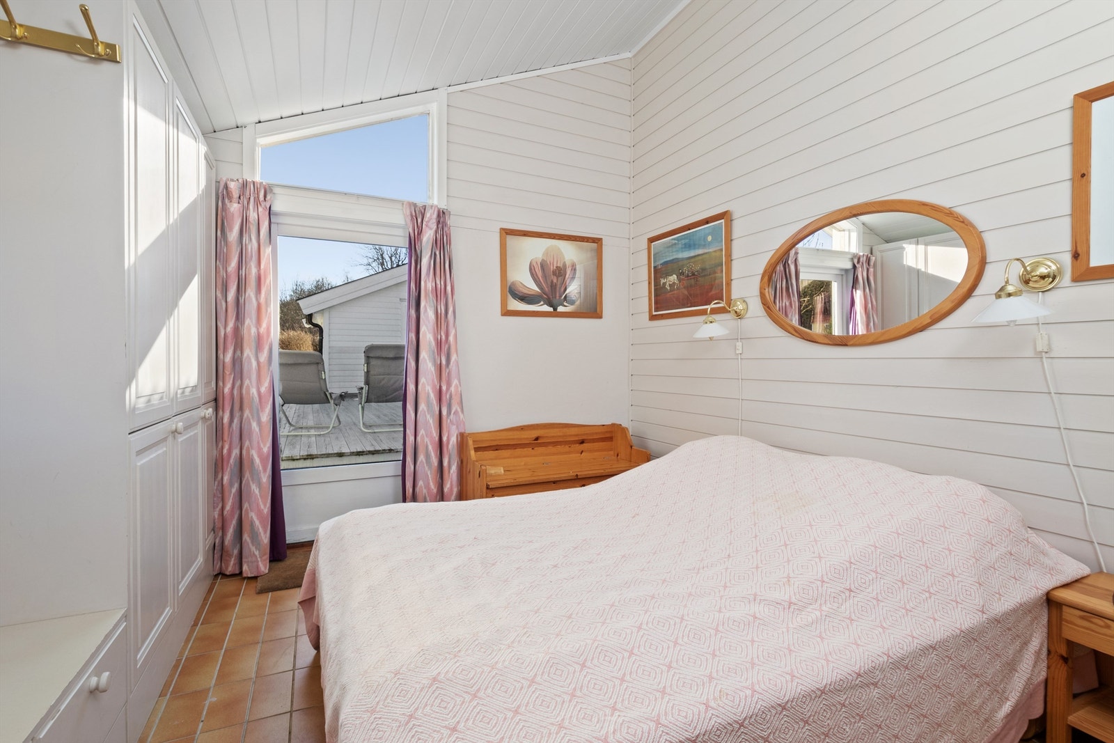 Soverom 2 har en god takhøyde som gir et romslig og luftig inntrykk. Galleribilde