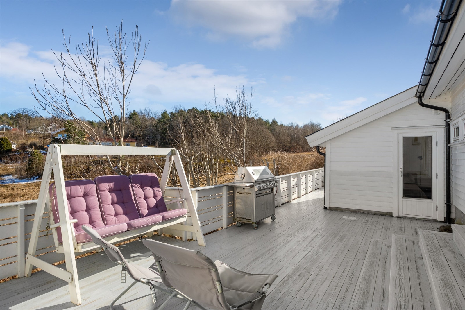 Ved inngangspartiet er det en trivelig terrasse. (deler av terrassen går over eiendomsgrensen) Galleribilde