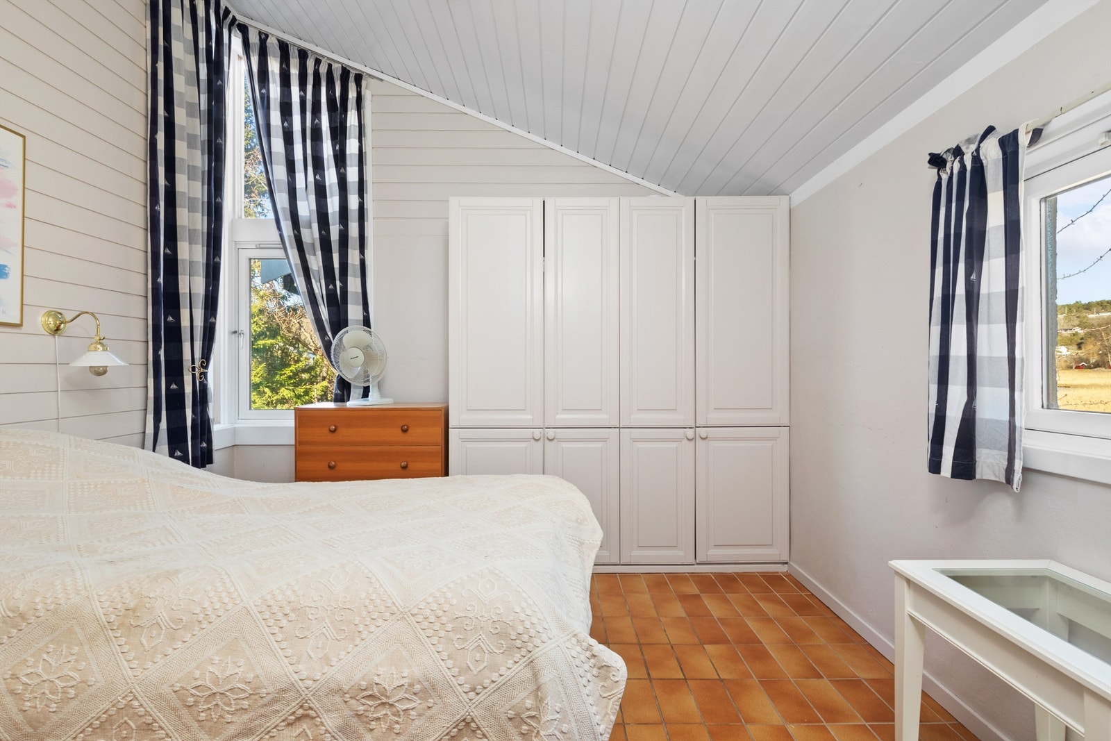 Hovedsoverom med god plass til dobbeltseng og garderobeskap. Galleribilde