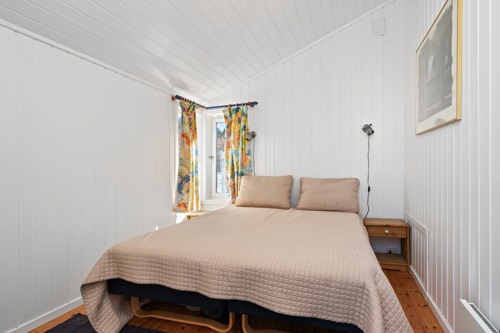 Soverom med god plass til dobbeltseng og tilhørende møblement. Galleribilde