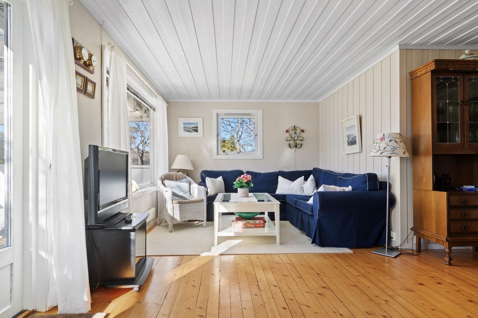 Lys og koselig stue innredet med hyggelig sofamøblement. Galleribilde