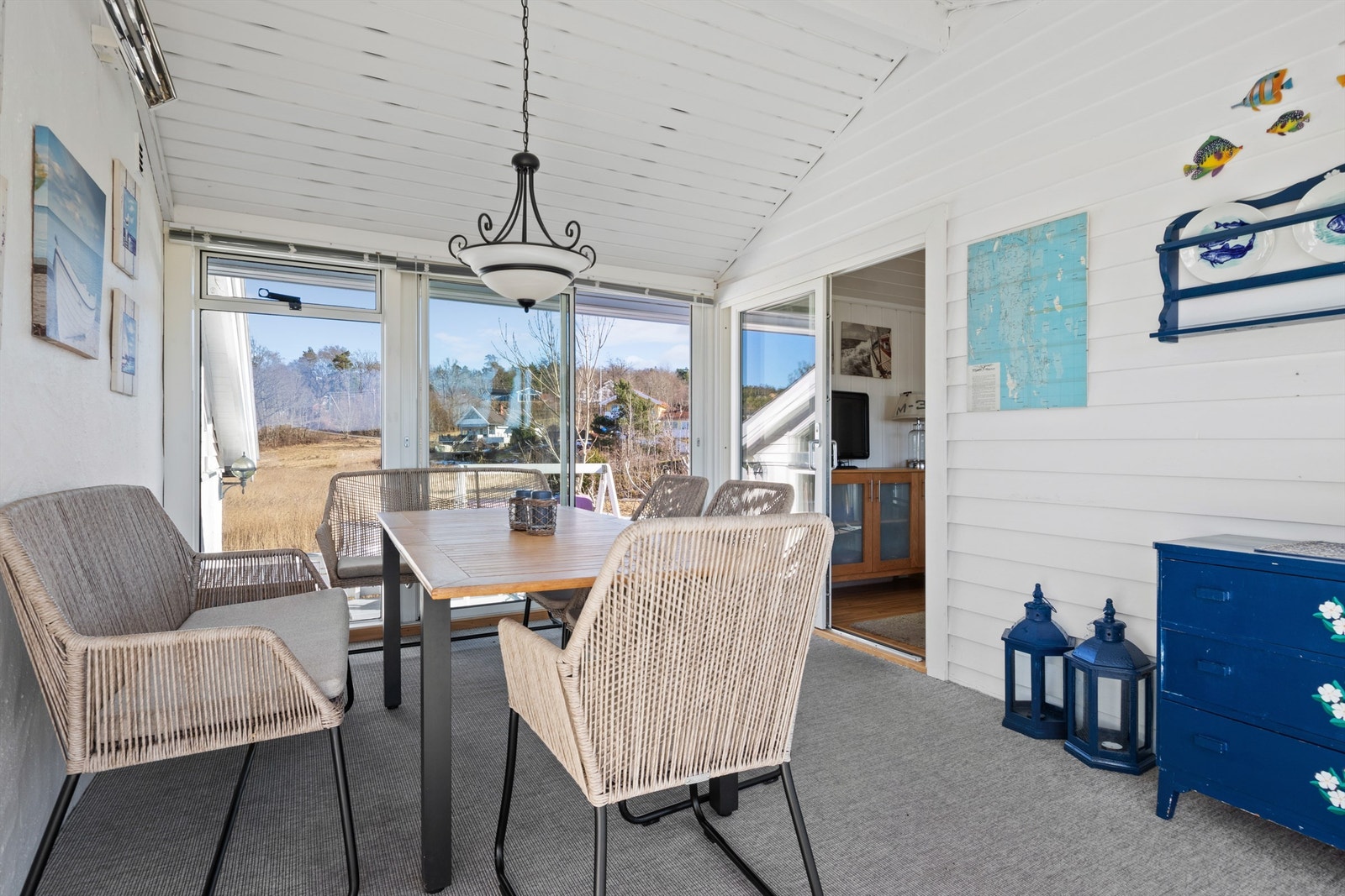 Overdekket uteplass er i senere bygget inn med glass/skyvedører. (Avvik fra byggetegninger) Galleribilde