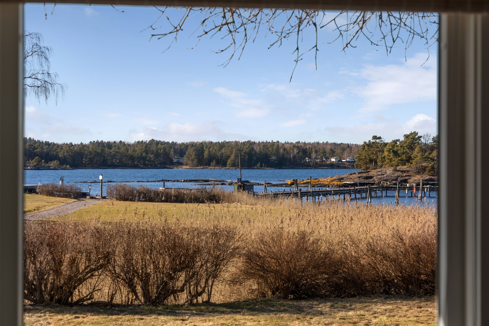 Overdekket uteplass er i senere bygget inn med glass/skyvedører. (Avvik fra byggetegninger) Galleribilde