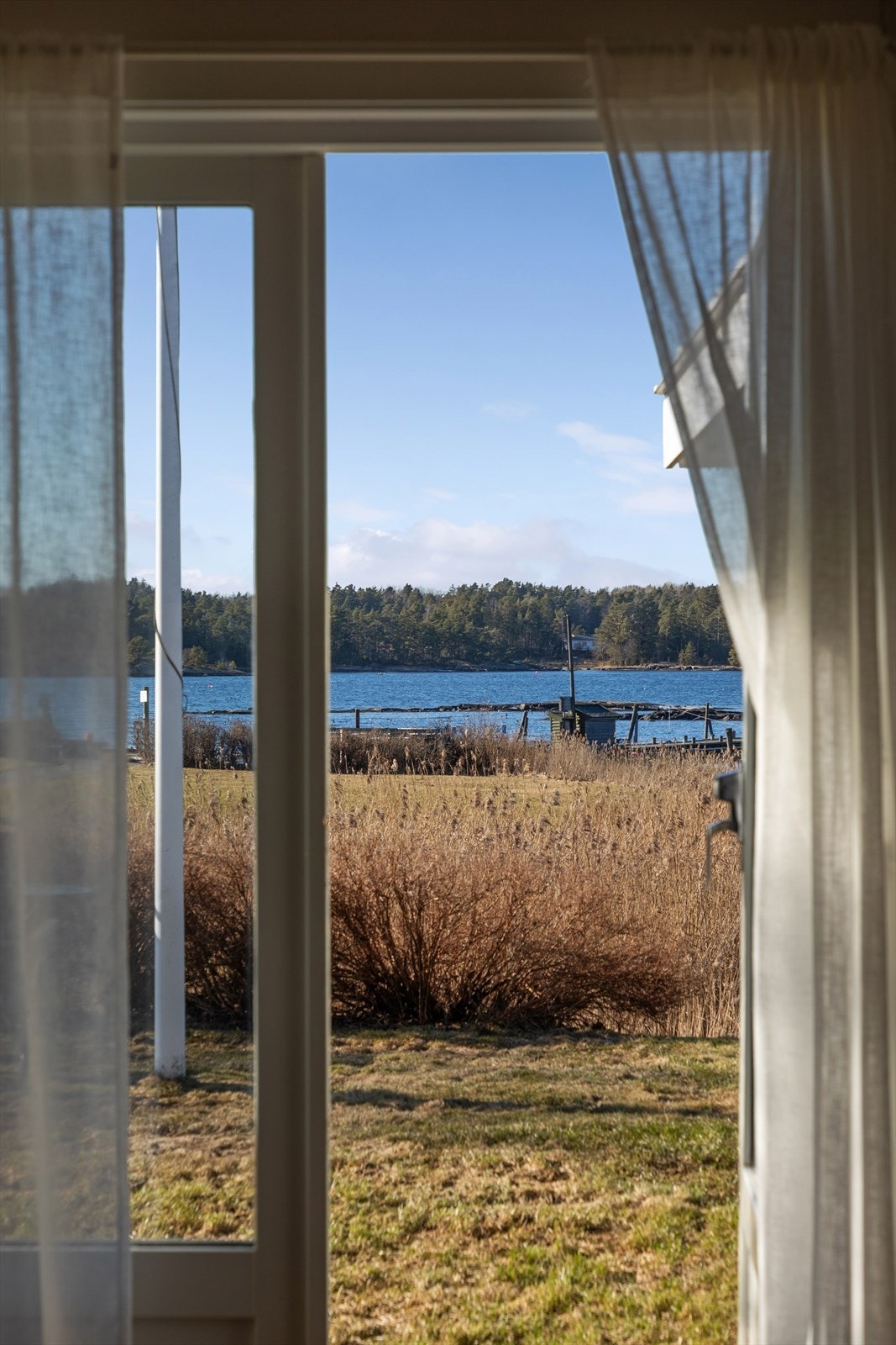 Utsikt mot Korsolmen, Sør Oslebakkholmen og Olsebakkholmenen. Veierland ligger bakenfor disse holmene. Galleribilde