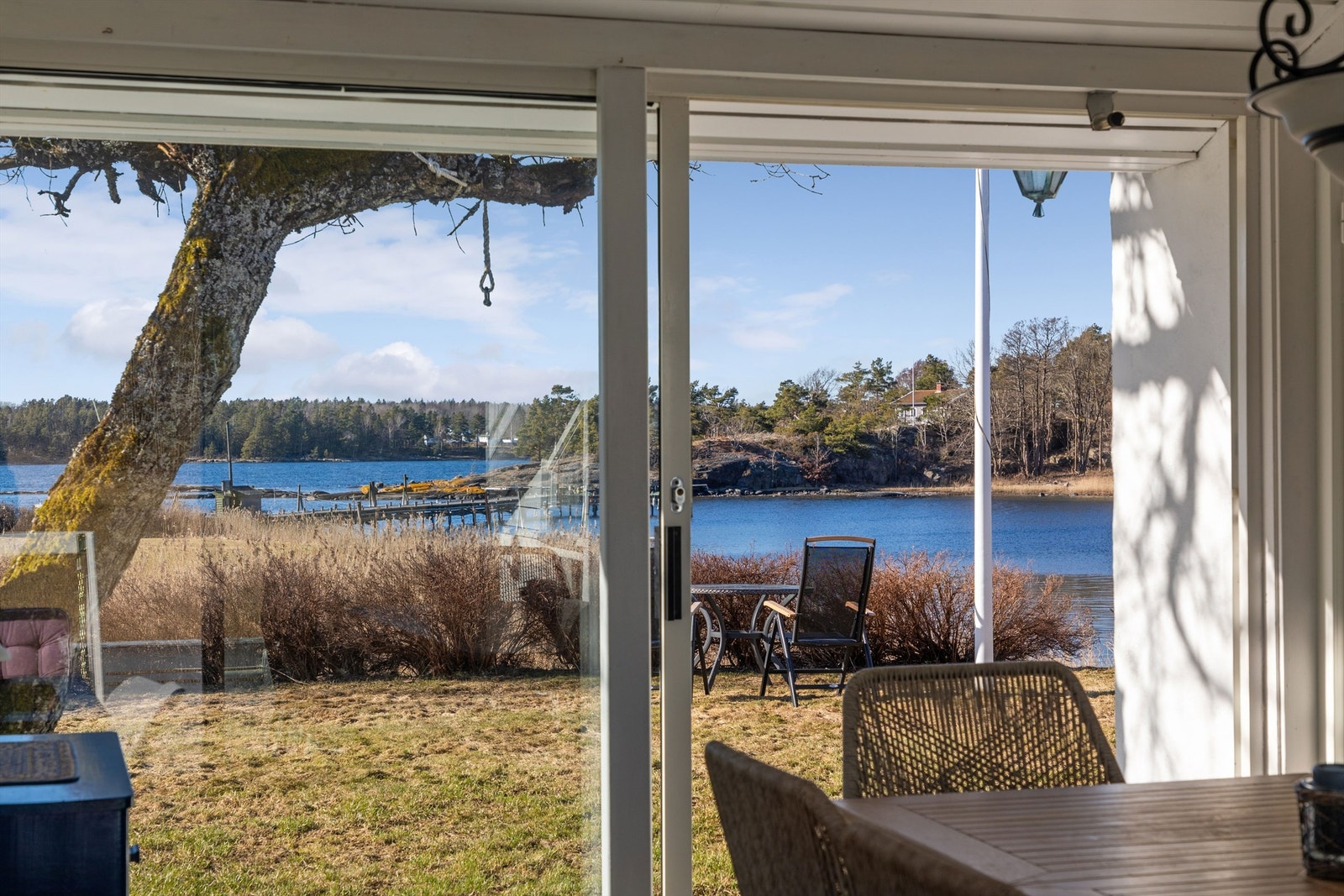 Overdekket uteplass er i senere bygget inn med glass/skyvedører. (Avvik fra byggetegninger) Galleribilde