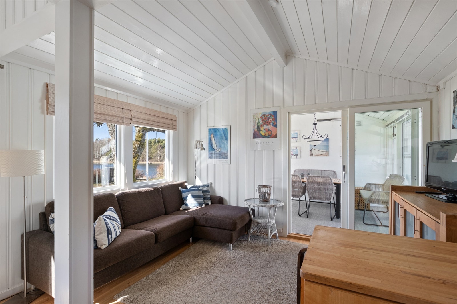 Koselig innredet med sofamøblement. Galleribilde