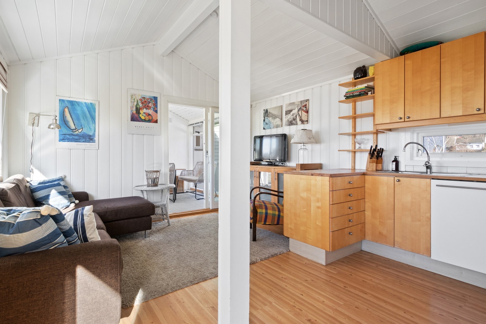 Kjøkkenet har innredning med glatte fronter. Benkeplaten er av heltre. Det er kjøl/fryseskap, oppvaskmaskin, platetopp, stekeovn og komfyrvakt. Galleribilde