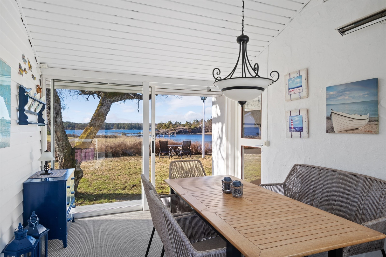 Overdekket uteplass er i senere bygget inn med glass/skyvedører. (Avvik fra byggetegninger) Galleribilde