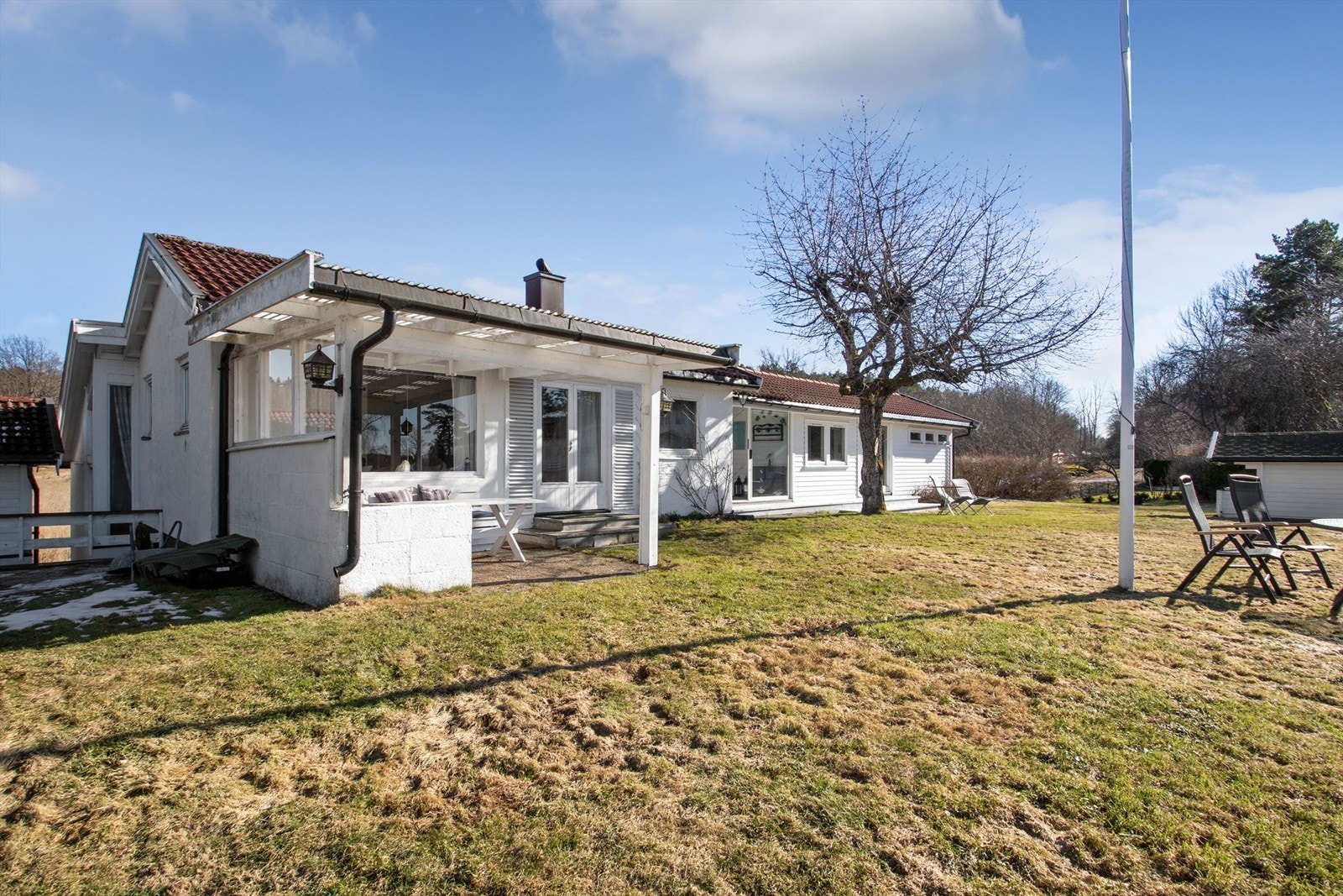 Opparbeidet hyggelige uteplasser med gode solforhold. Galleribilde