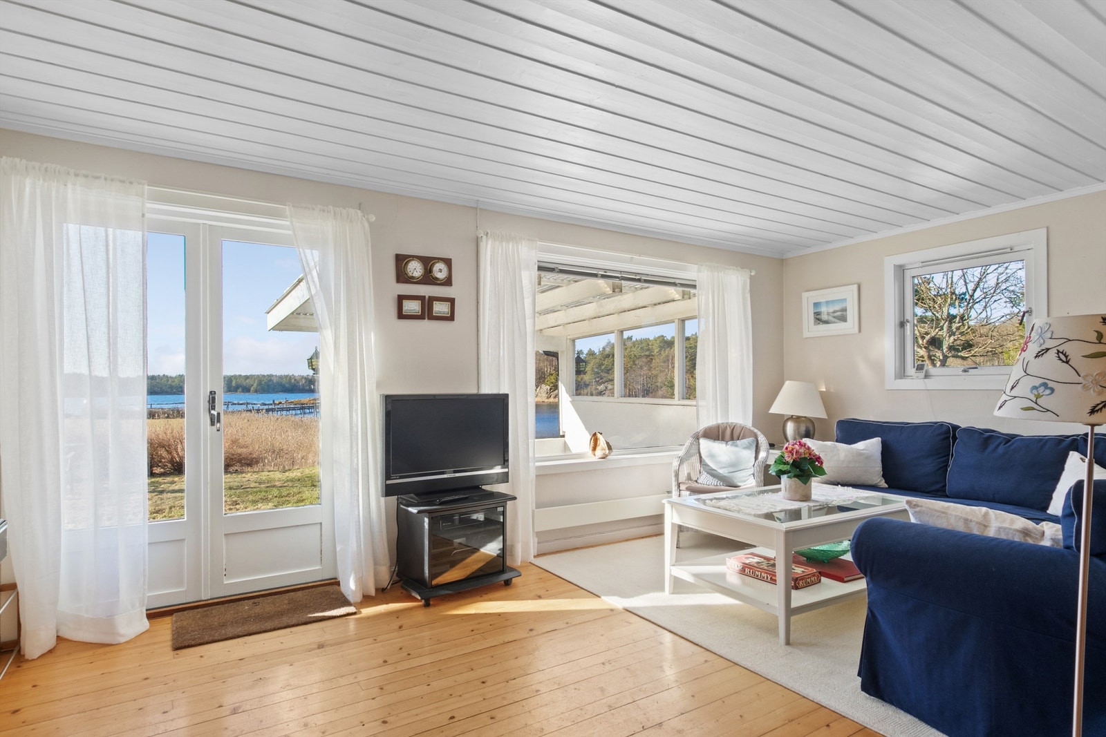 Store vindusflater og adkomst ut til hagen og markterrassen. Galleribilde