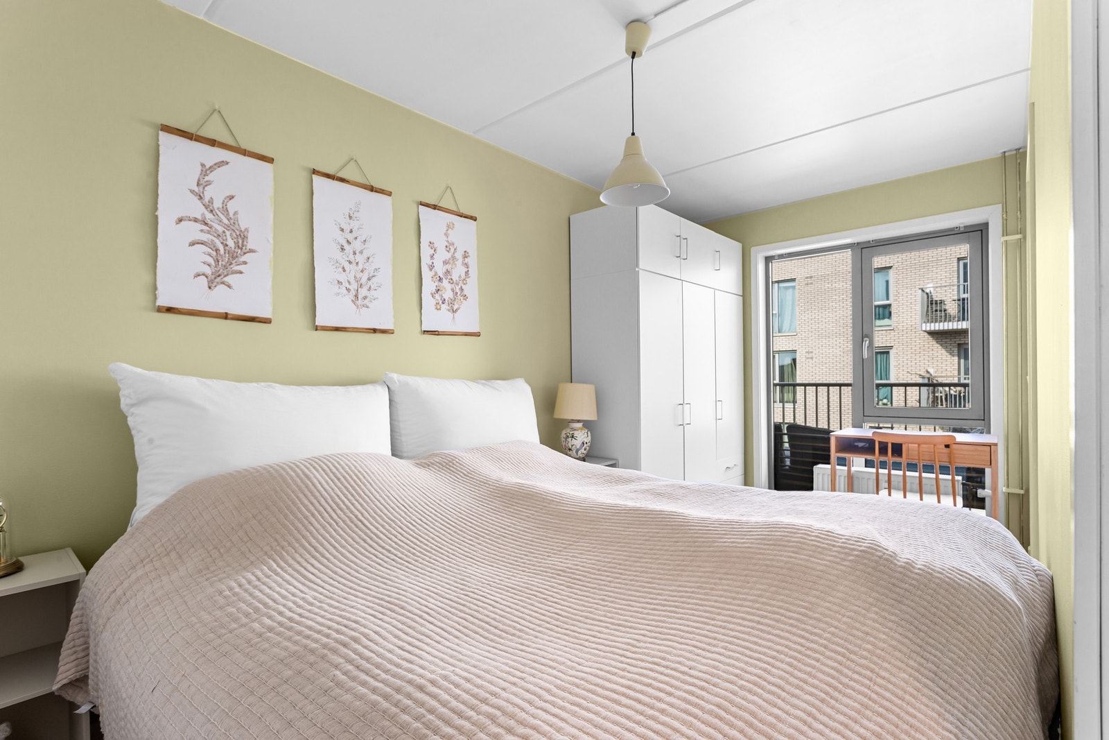 Soverommet har to innganger på hver sin side. Dette Gir mulighet for dobbeltseng med tilhørende nattbord. Galleribilde