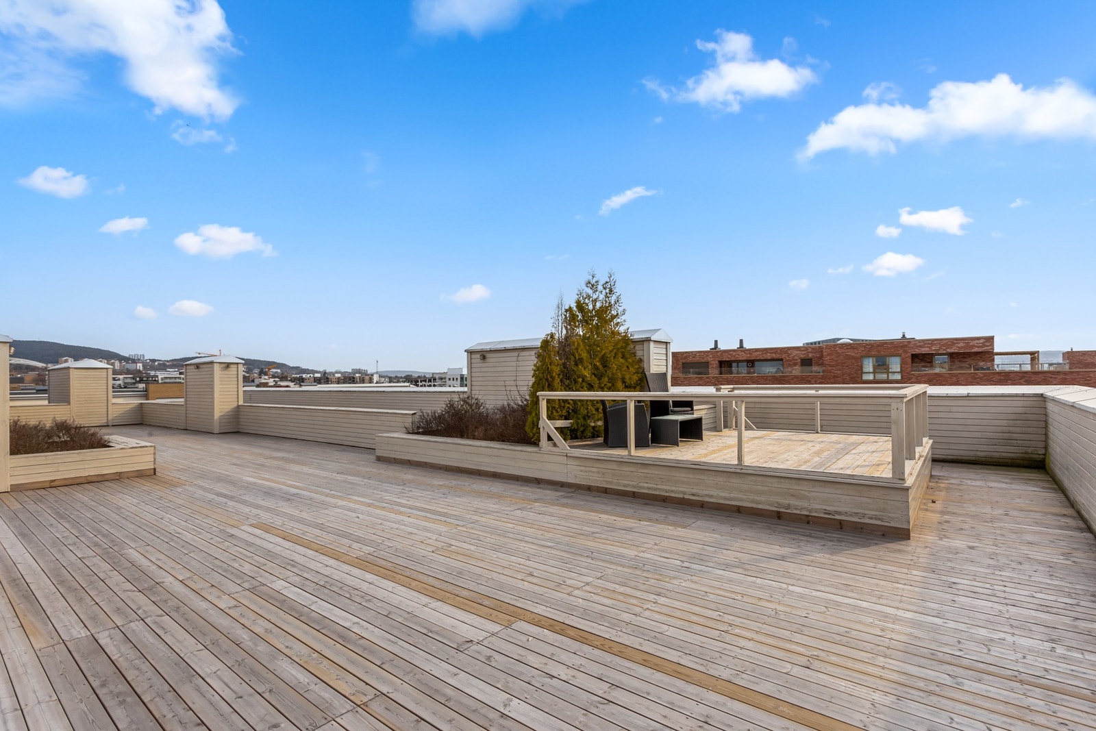 I tillegg til har du tilgang til sameiets felles takterrasse. Her kan solen nytes hele dagen til sent på kveld med nydelig utsikt. Galleribilde