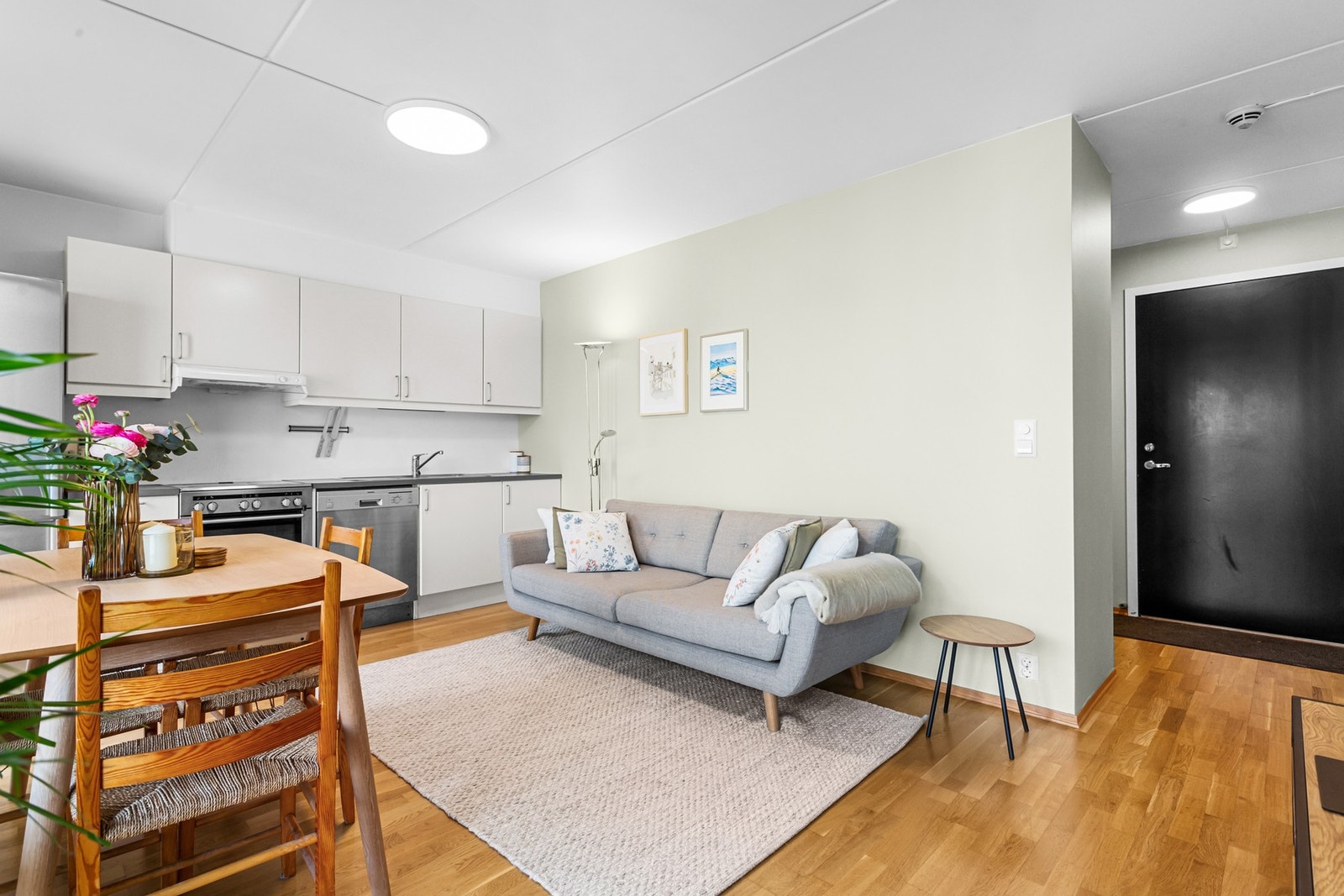 Kjøkkenet er fra Sigdal og er praktisk innredet med det du måtte trenge av både skap- og benkeplass samt hvitevarer. Galleribilde