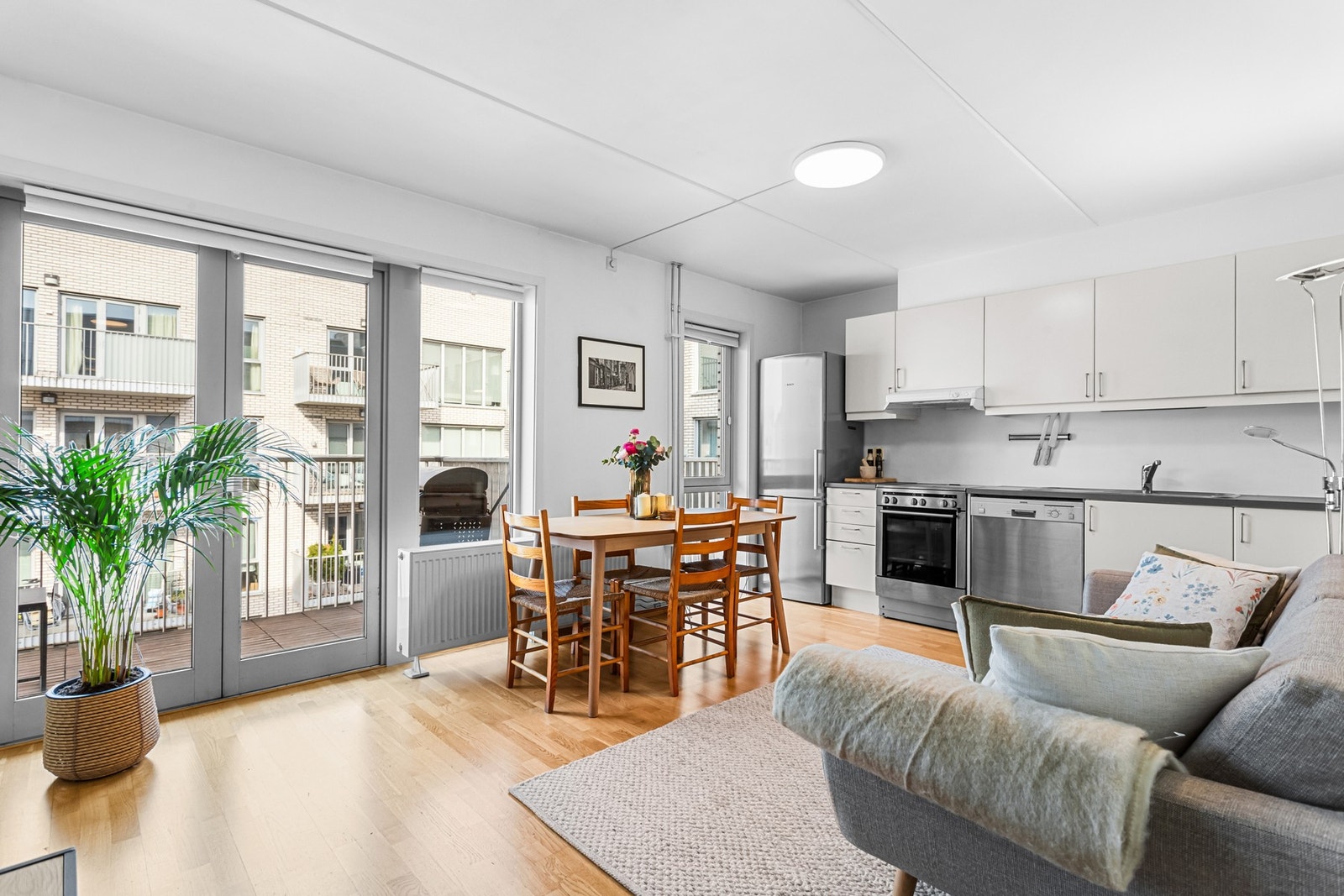 Stue- og kjøkkenløsningen er åpen og sosial og innbyr til trivelige selskaper med høy trivselfaktor. Galleribilde