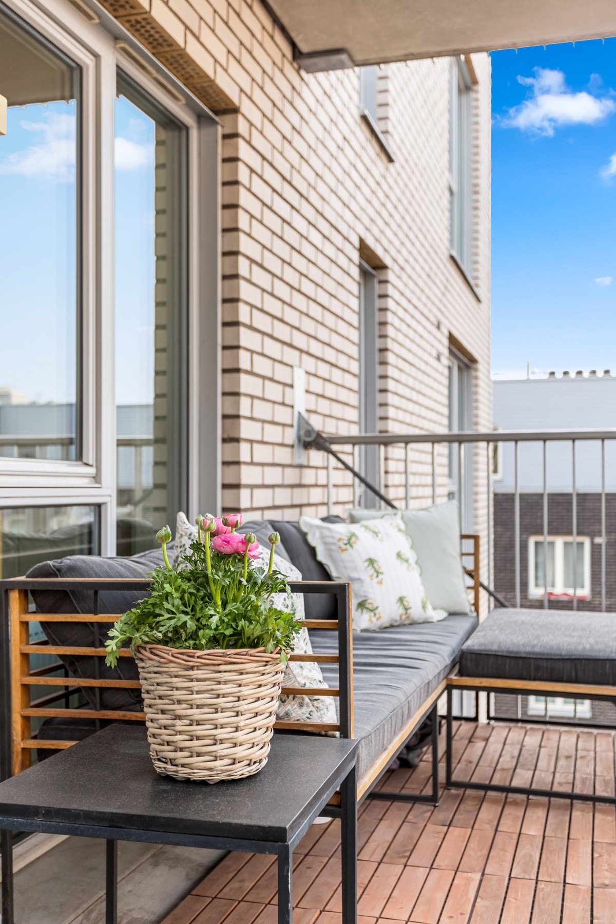 Det er god plass til sittegruppe, bord og beplantning som pynter opp uteplassen. Galleribilde