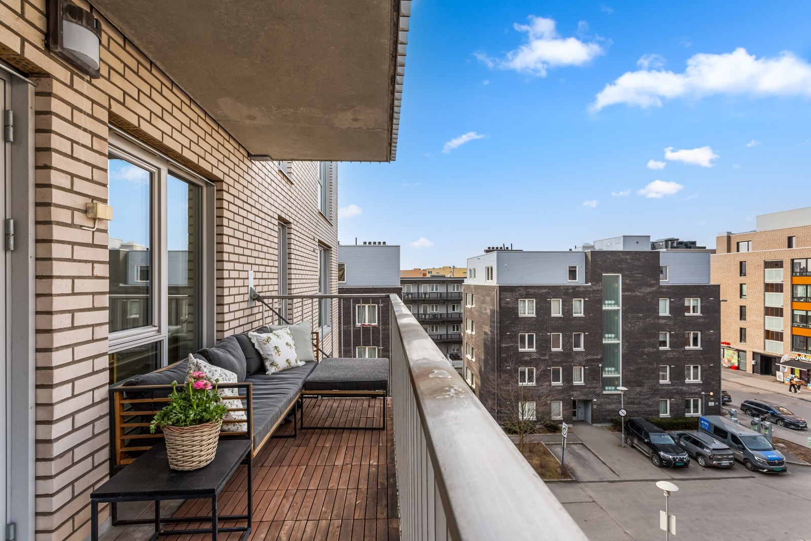 Fra stuen har du utgang til den nordvestvendte balkongen som måler ca. 7 kvm. Her kan fine solforhold nytes i sommerhalvåret. Galleribilde