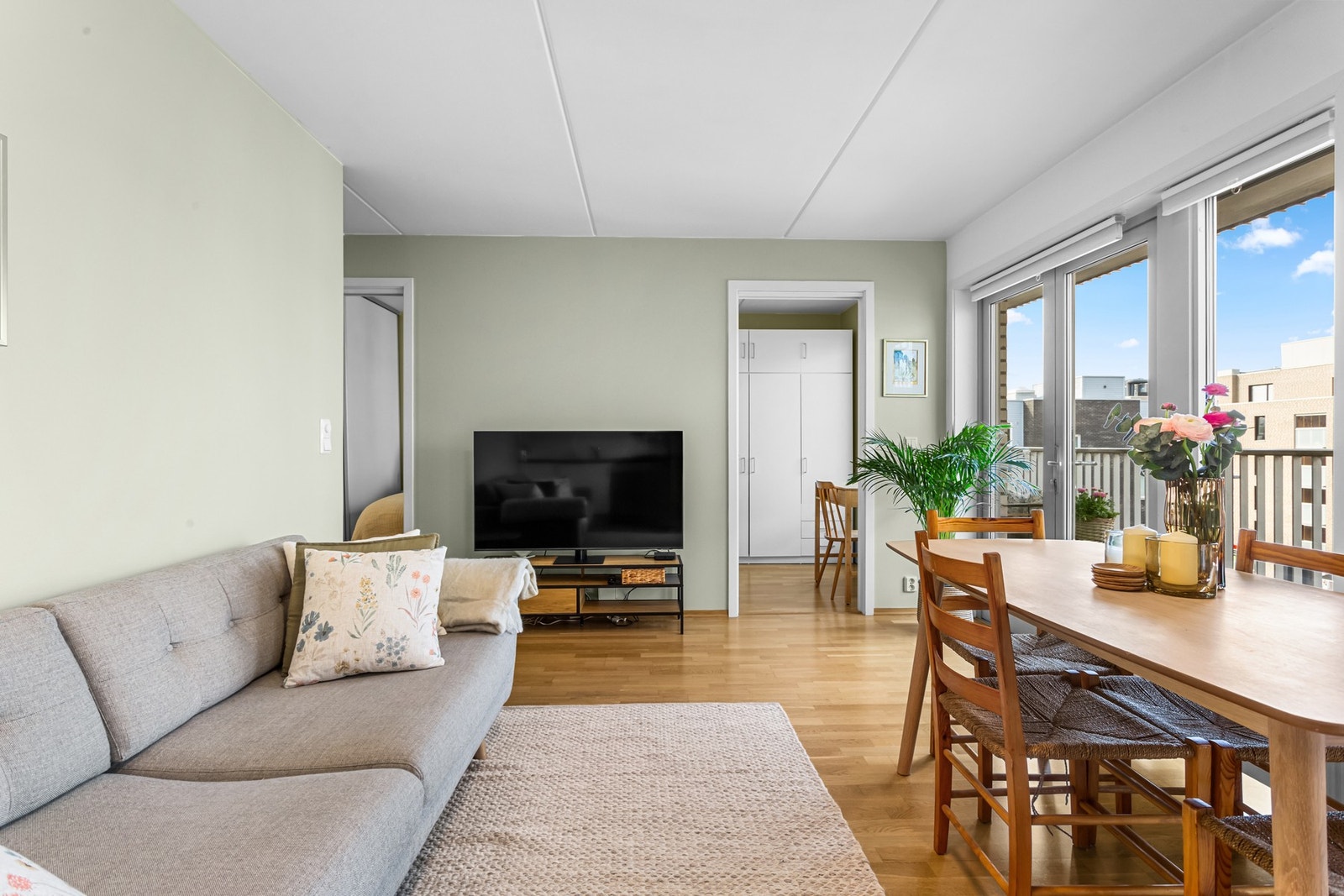 Oppholdsrommet har plass til sofa- og medieløsning samt eget spisebord. Varmtvann, oppvarming, kabel-tv og internett er inkludert i fellesutgiftene. Galleribilde