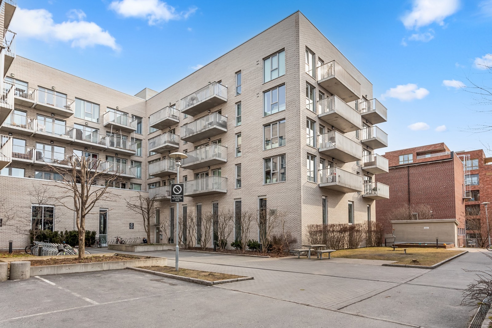 Lørenlunden sameiet består av 85 seksjoner, hvorav to er næring. Galleribilde