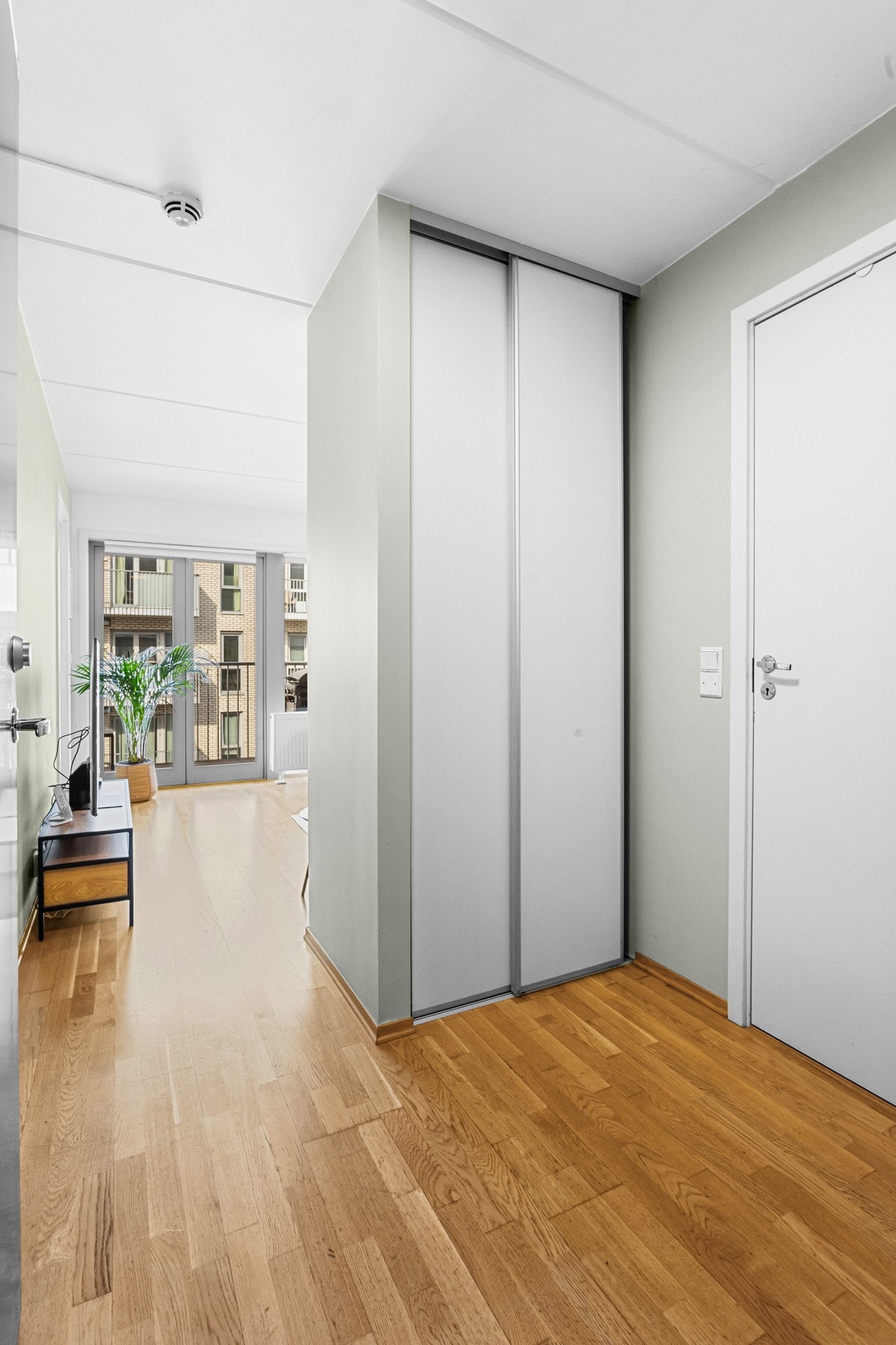 Lys, innbydende entré med plassbygd skyvedørsgarderobe for ytterbekledning. Velkommen inn! Galleribilde