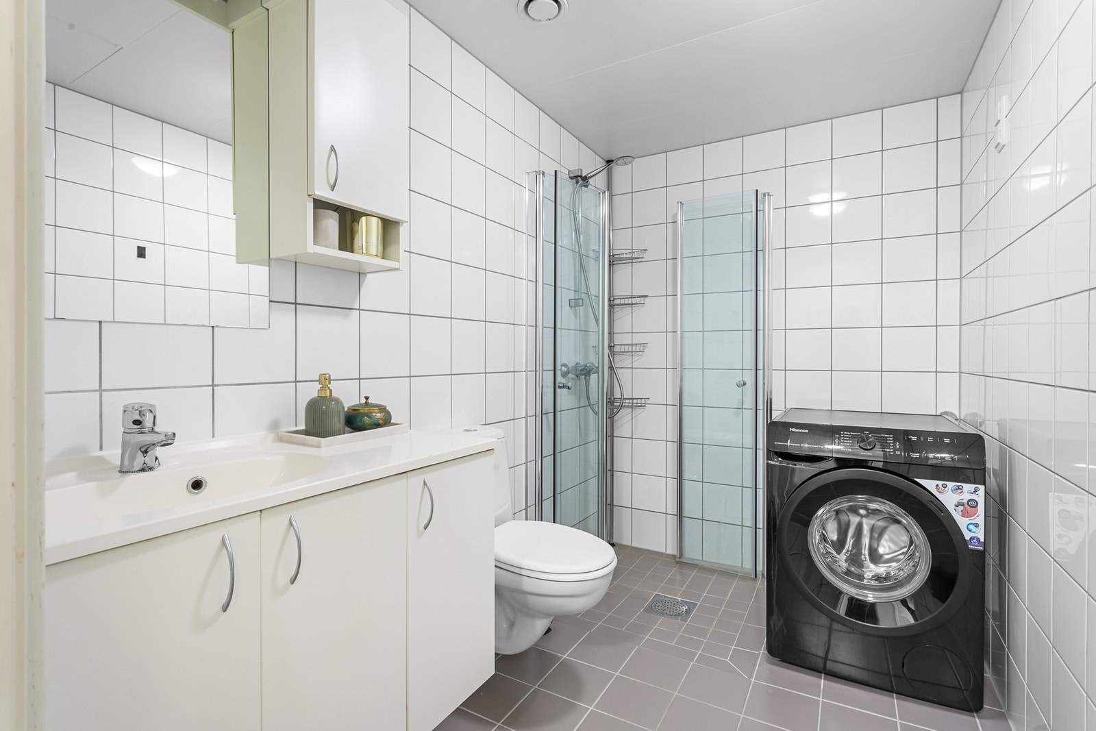 Moderne, romslig bad fra 2009 med fliser på gulv og vegg samt gulvvarme. Plass og opplegg til både vaskemaskon og tørketrommel. Galleribilde