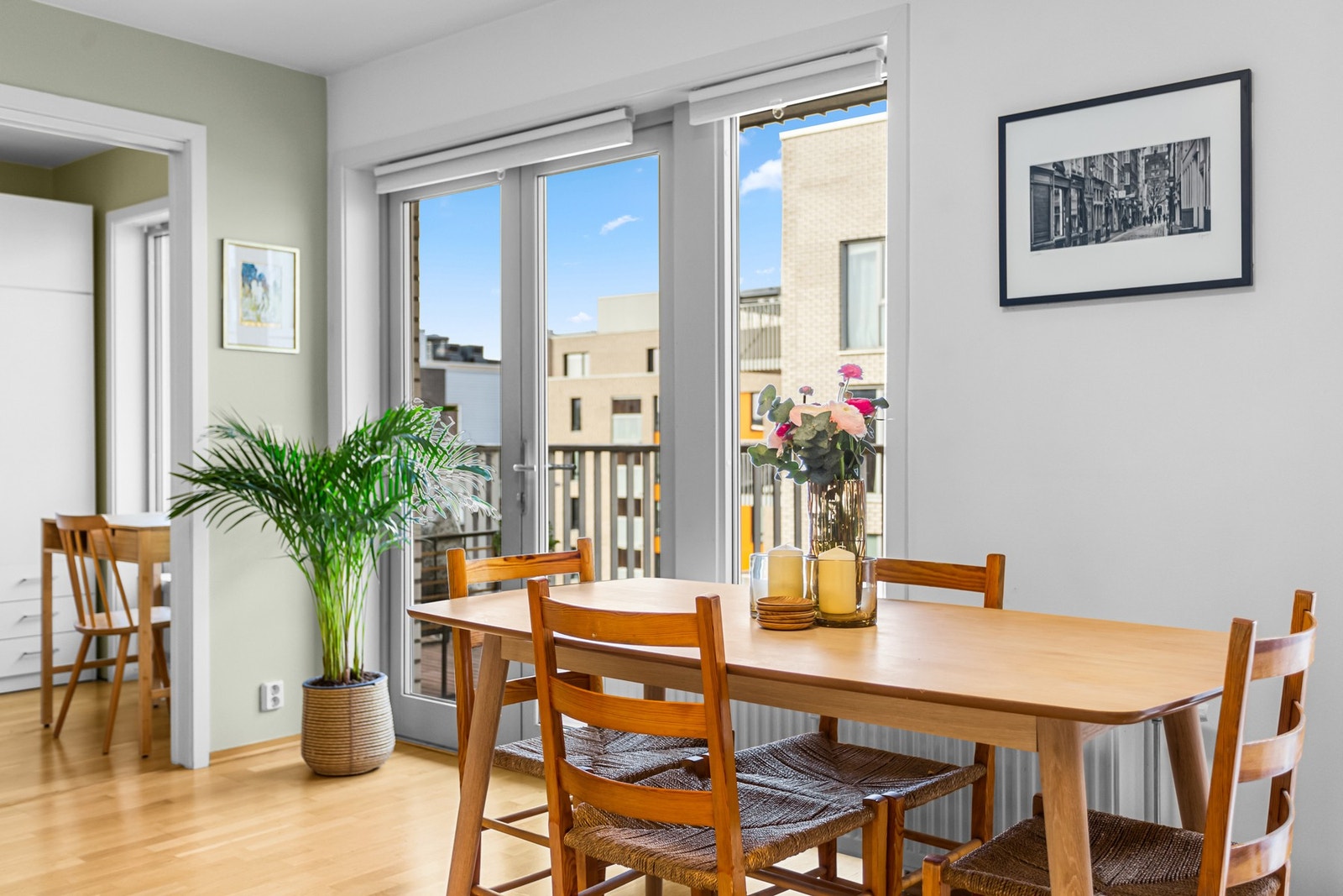 Store vindusflater gir masse naturlig lys inn til leiligheten. Dette i kombinasjon med delikate fargevalg på veggene gir en behagelig atmosfære. Galleribilde