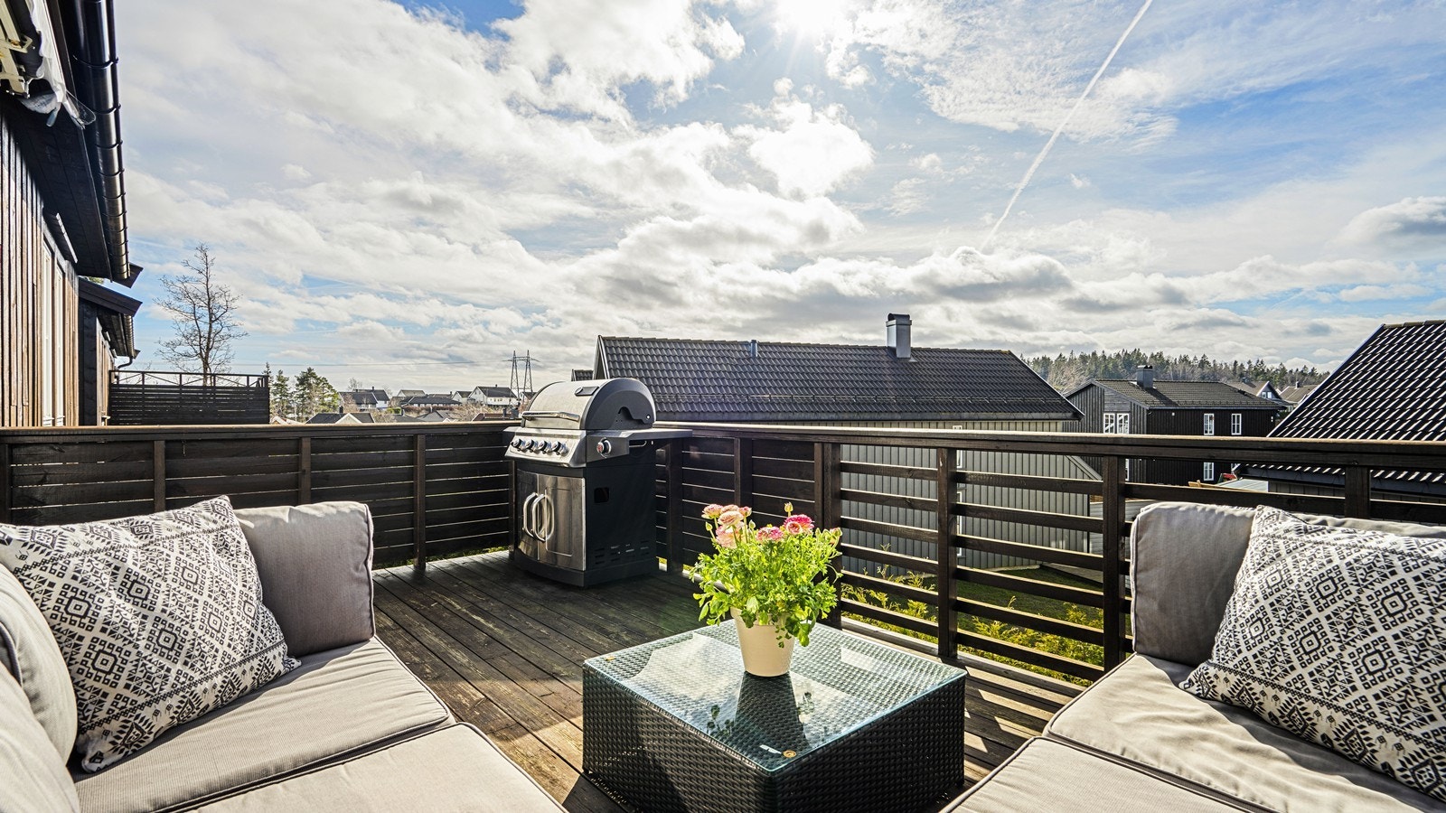 Solrik terrasse med sen kveldssol Galleribilde