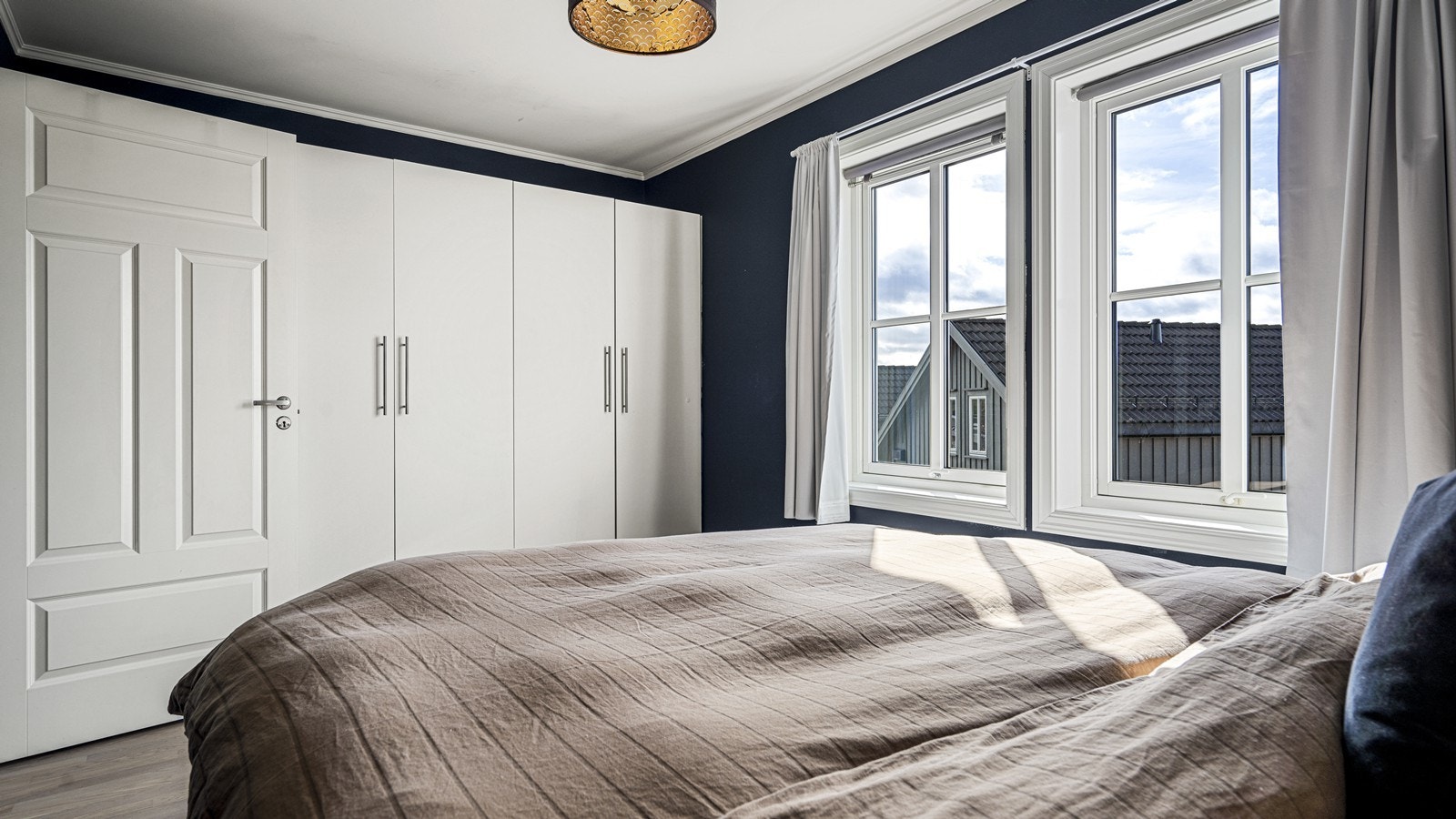 Godt med oppbevaring på soverom Galleribilde