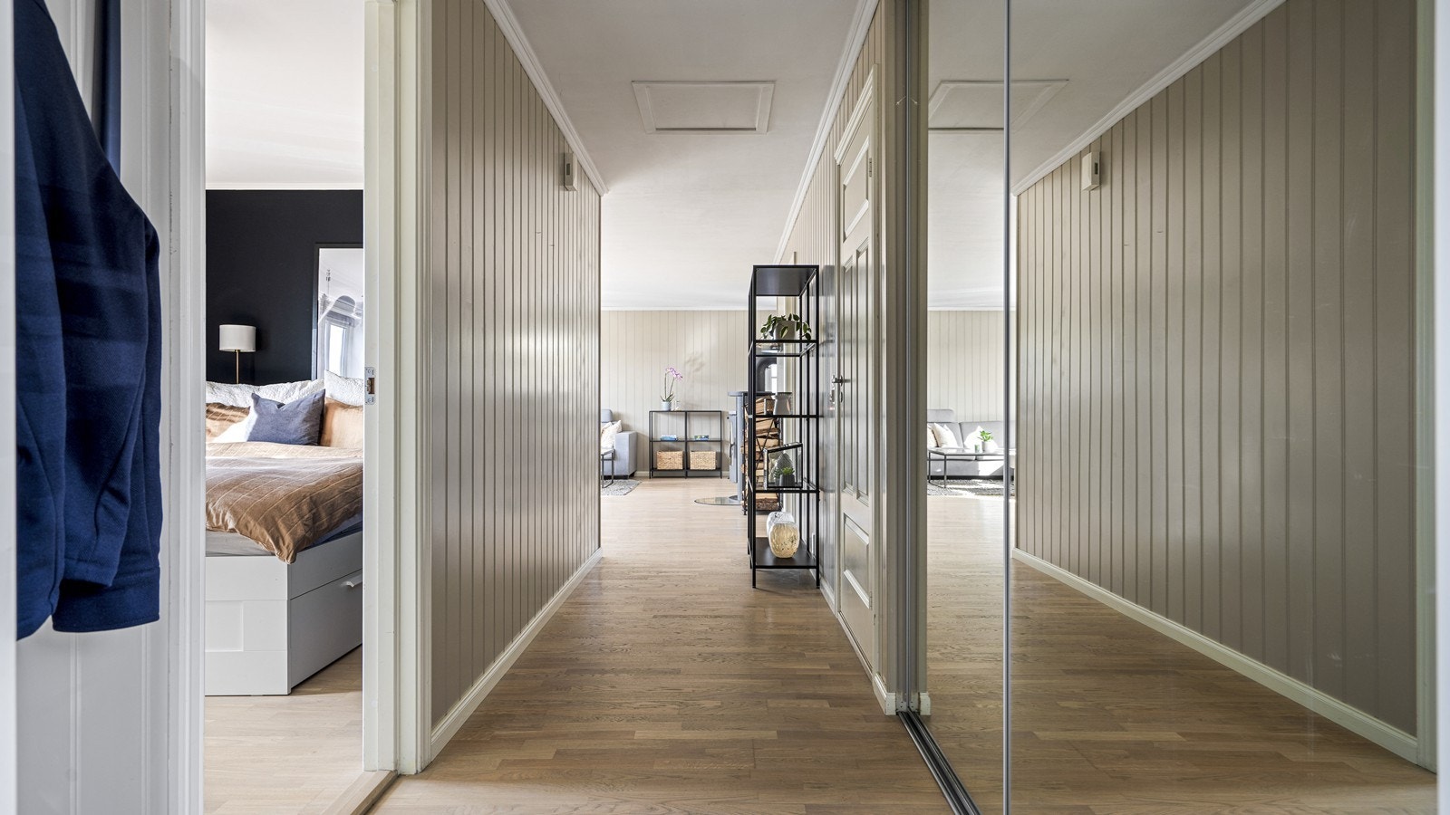 Romslig gang med skyvedørsgarderobe Galleribilde