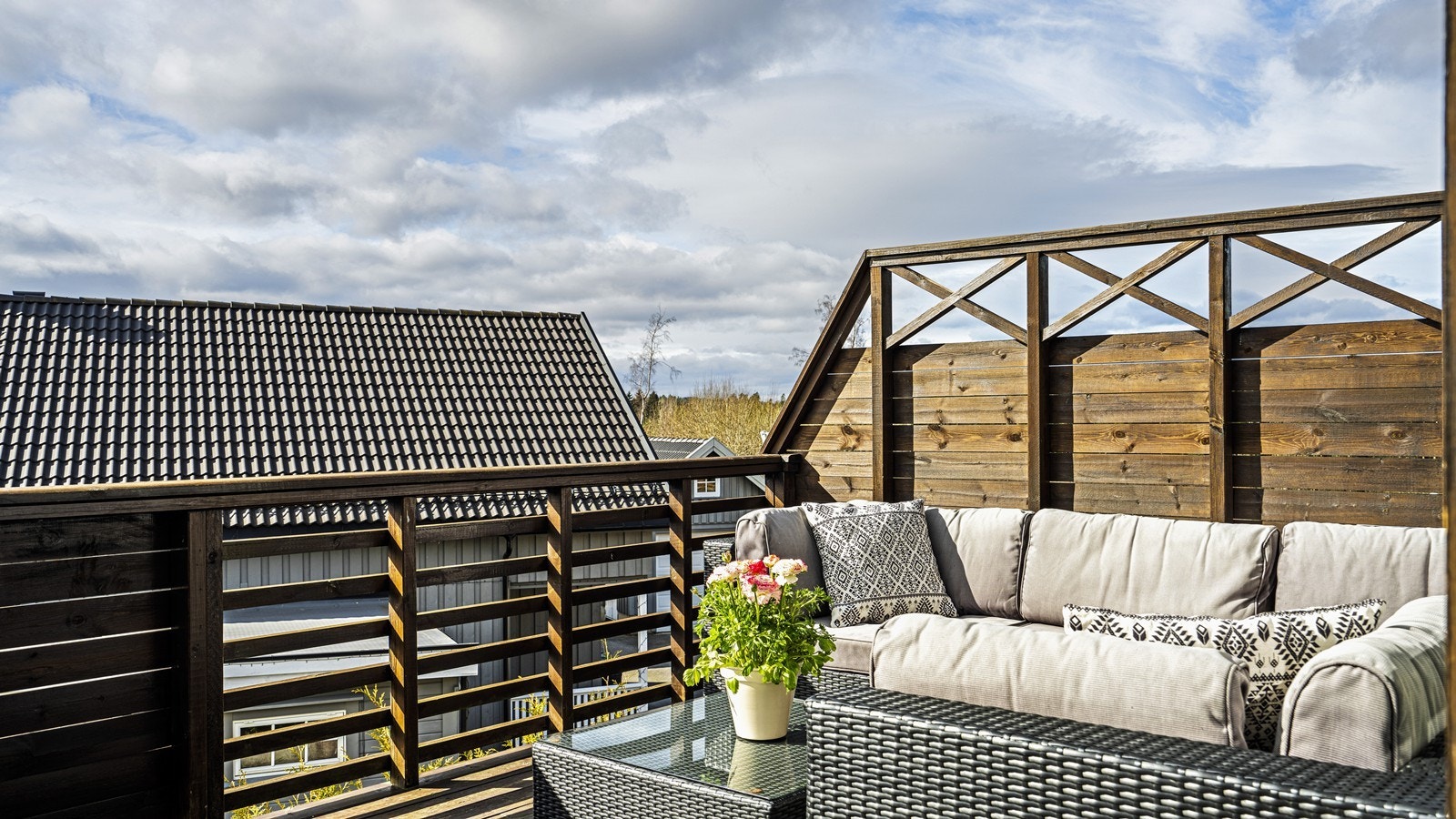 Romslig veranda med gode solforhold Galleribilde