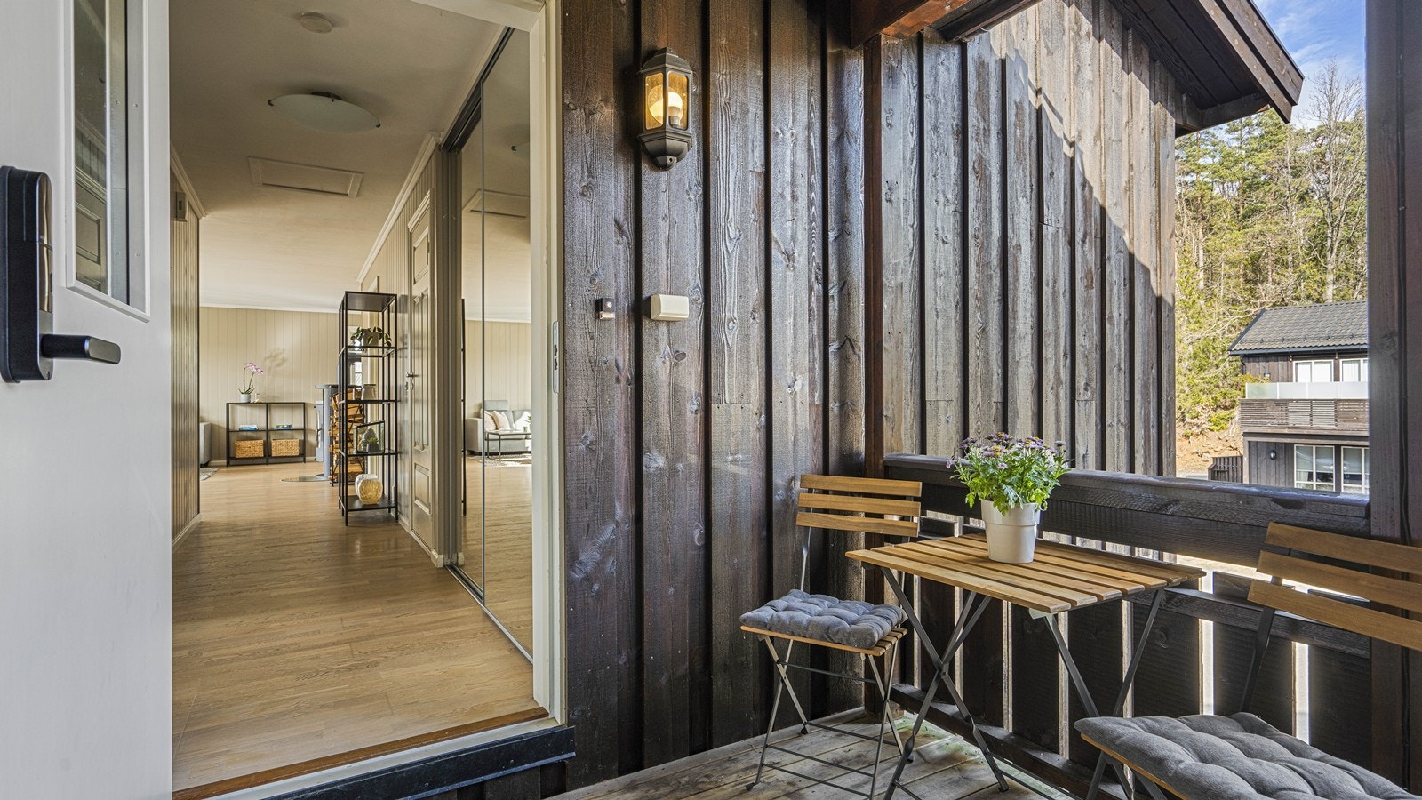 Inngangsparti - her er det sportsbod med loft Galleribilde