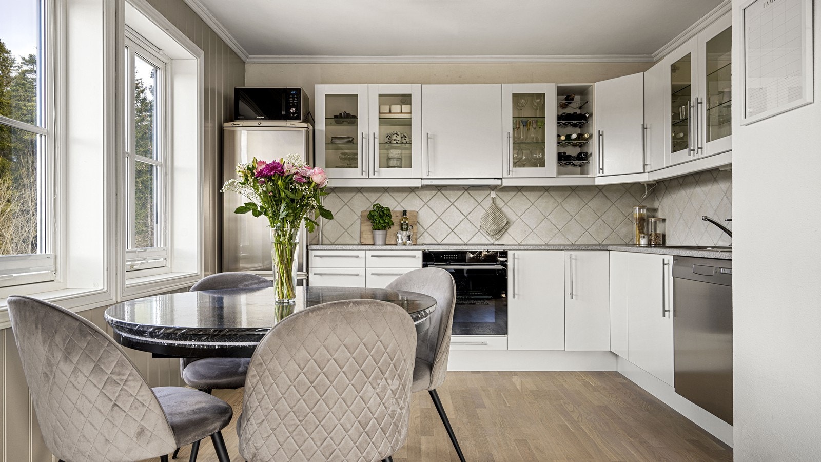 God plass til spisebord på kjøkkenet Galleribilde