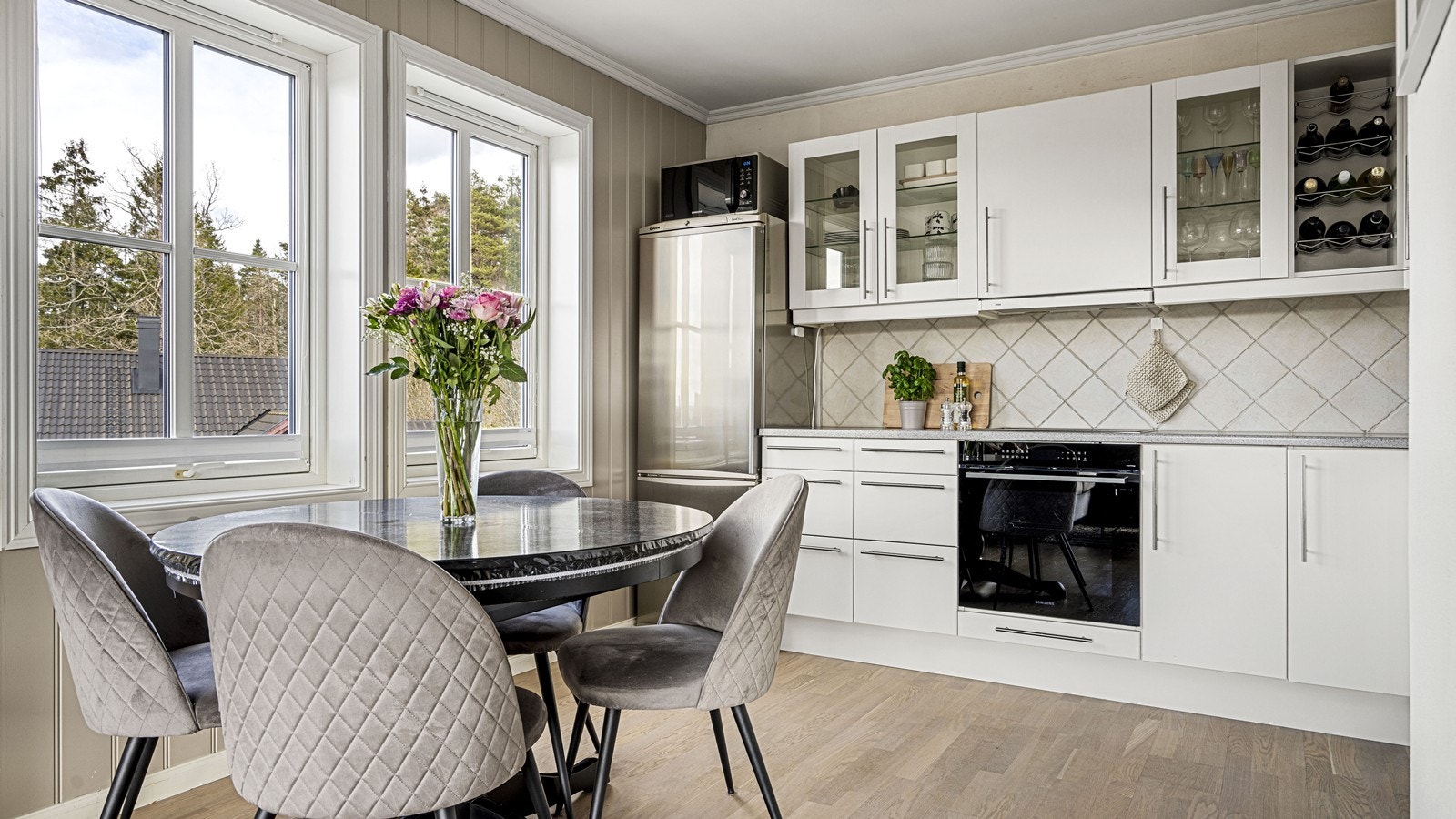 Store vinduer på kjøkken med hyggelig utsyn Galleribilde