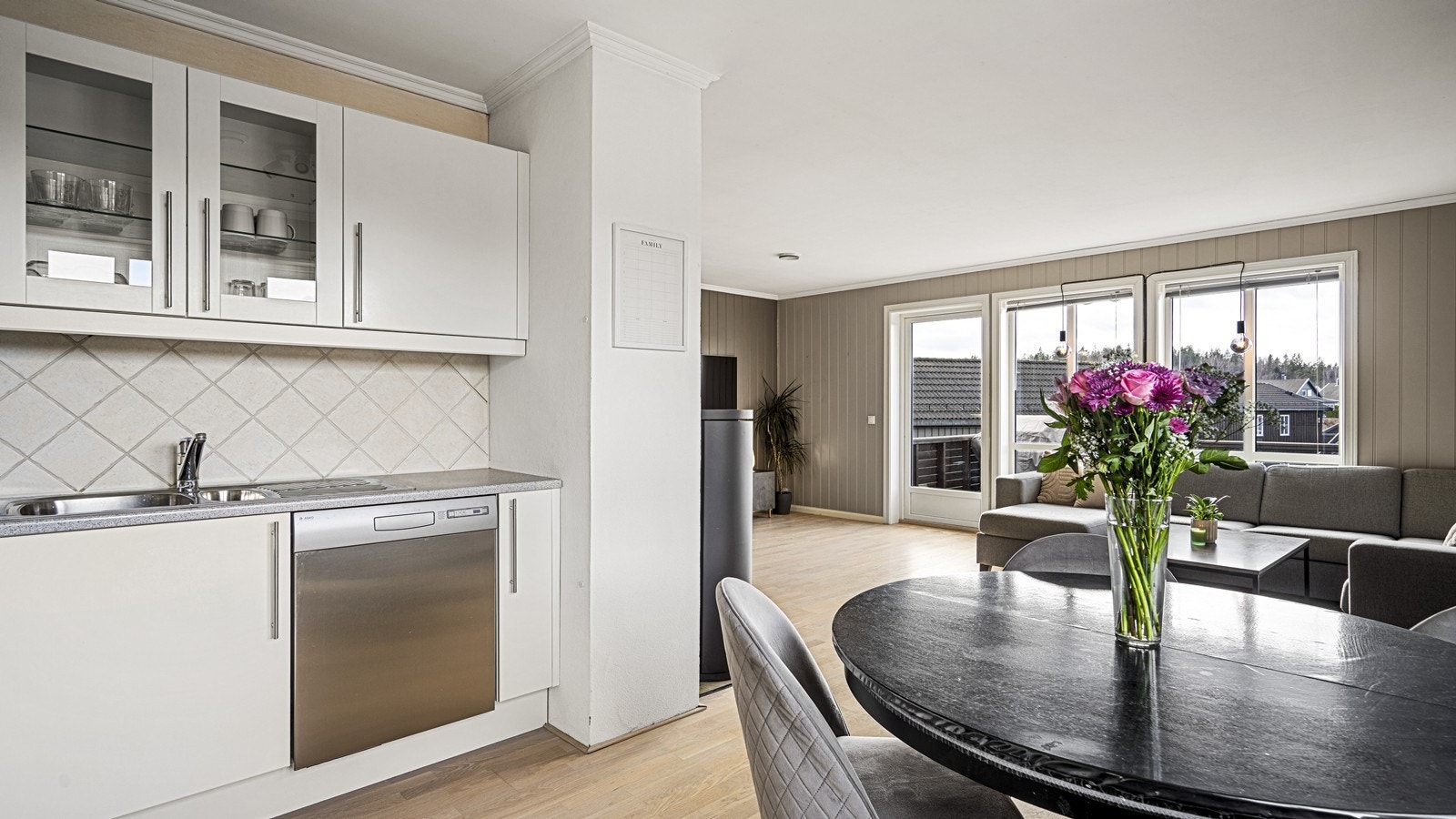 God romfølelse fra kjøkken mot stuen Galleribilde