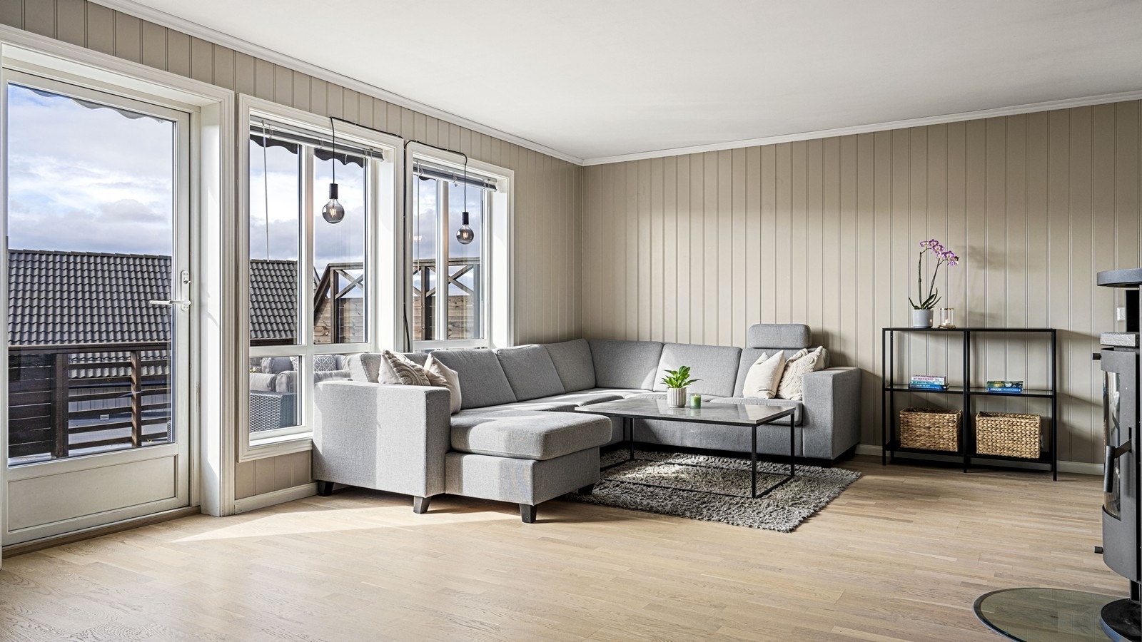 Utgang til solrik veranda fra stuen Galleribilde