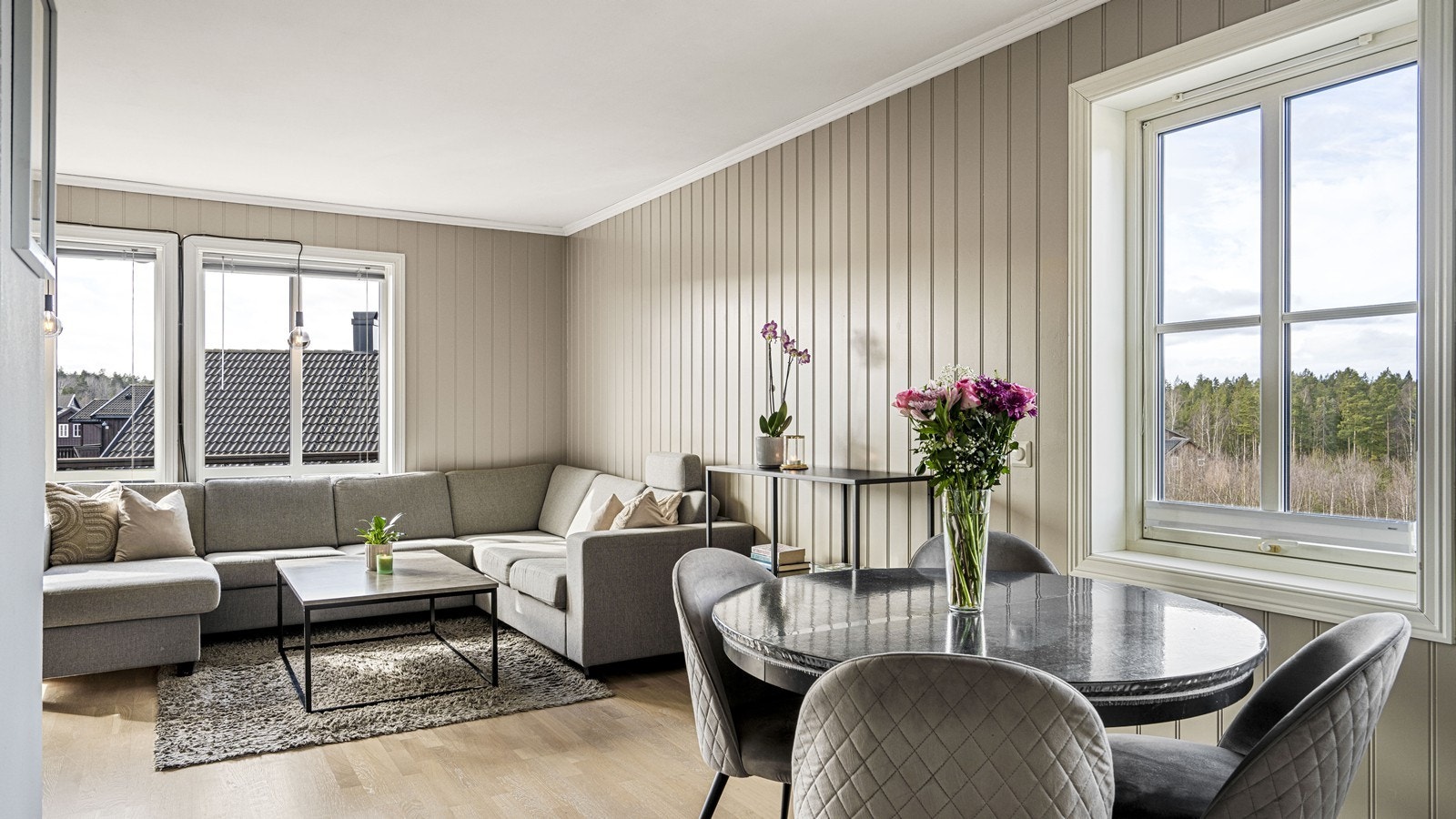 Store vinduer gir mye naturlig lys inn i leiligheten Galleribilde