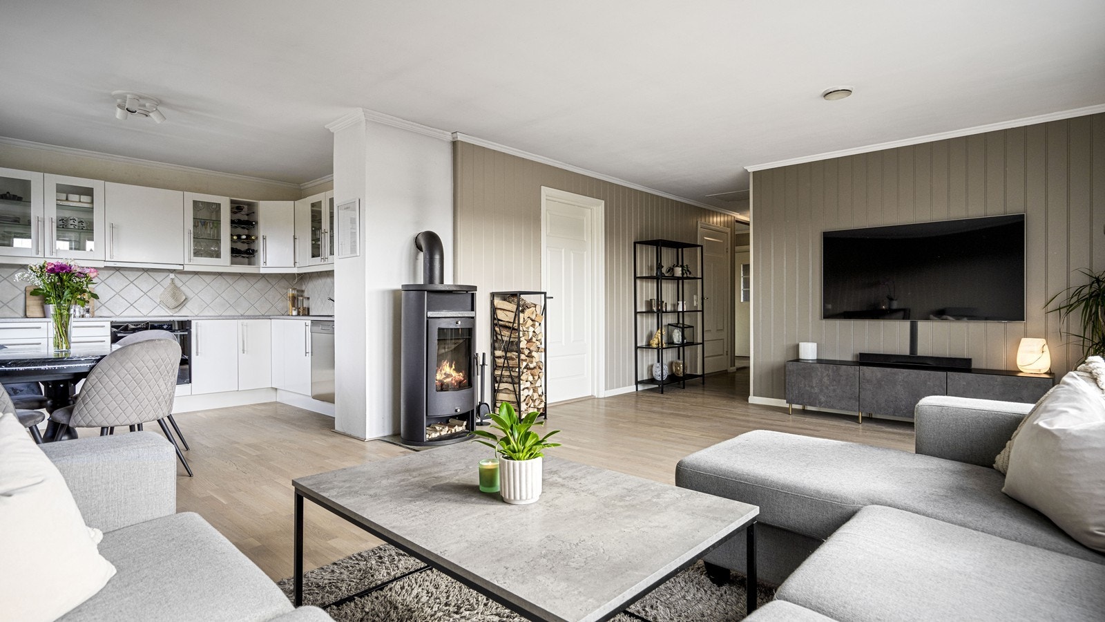 Åpen stue kjøkkenløsning med mange muligheter for innredning av sittegrupper Galleribilde