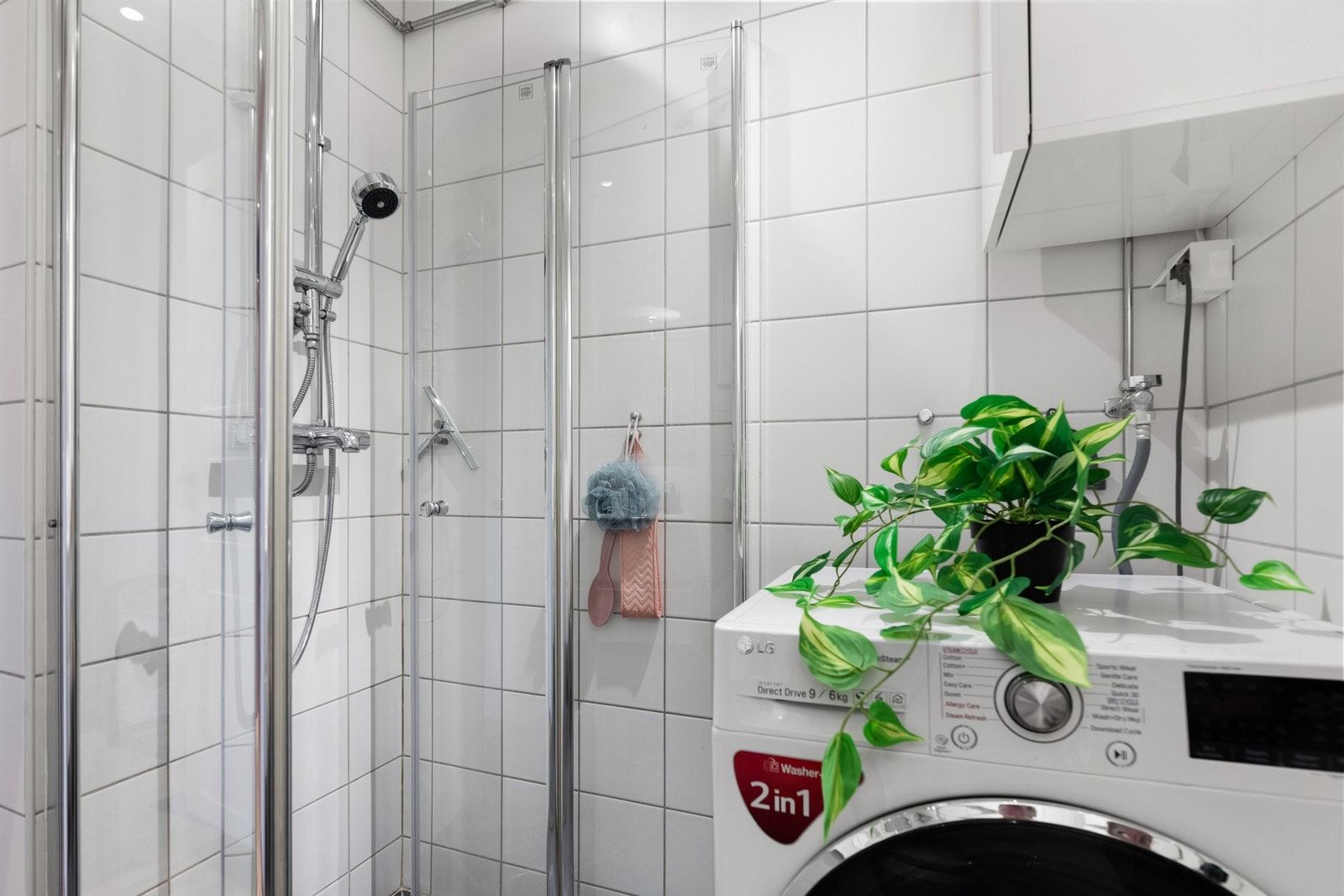 Opplegg for vaskemaskin på badet samt varme på gulv. Galleribilde