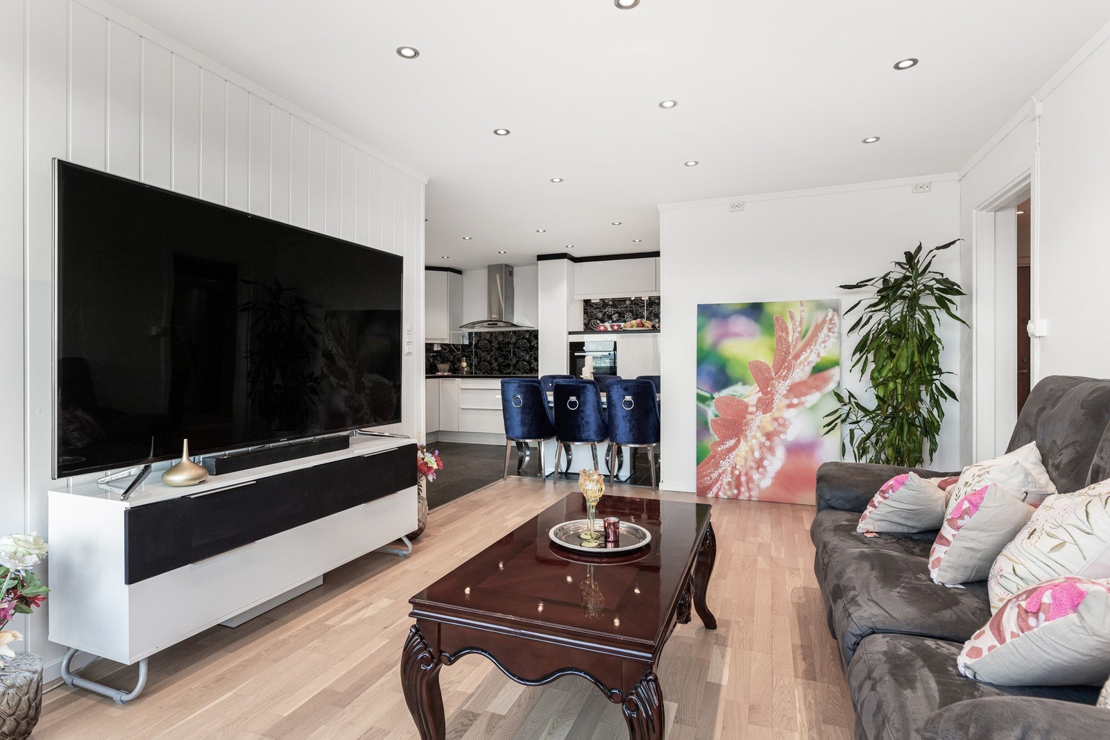 Videre inn i stuen igjen. Galleribilde