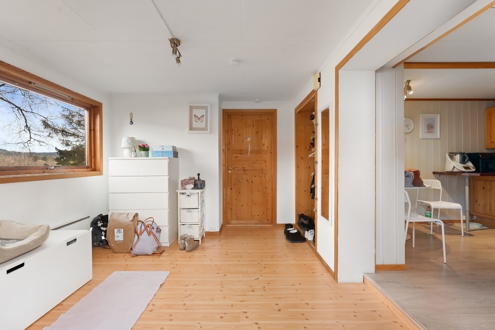 Det er egen inngang til underetasjen fra utsiden av huset Galleribilde