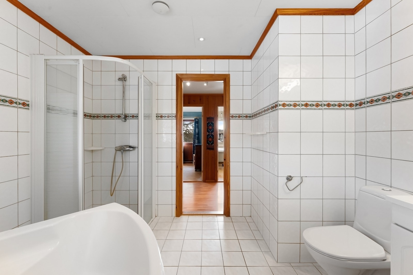 Nedsenket himling med downlights. Badet ligger på samme halvplan med de 4 soverommene Galleribilde