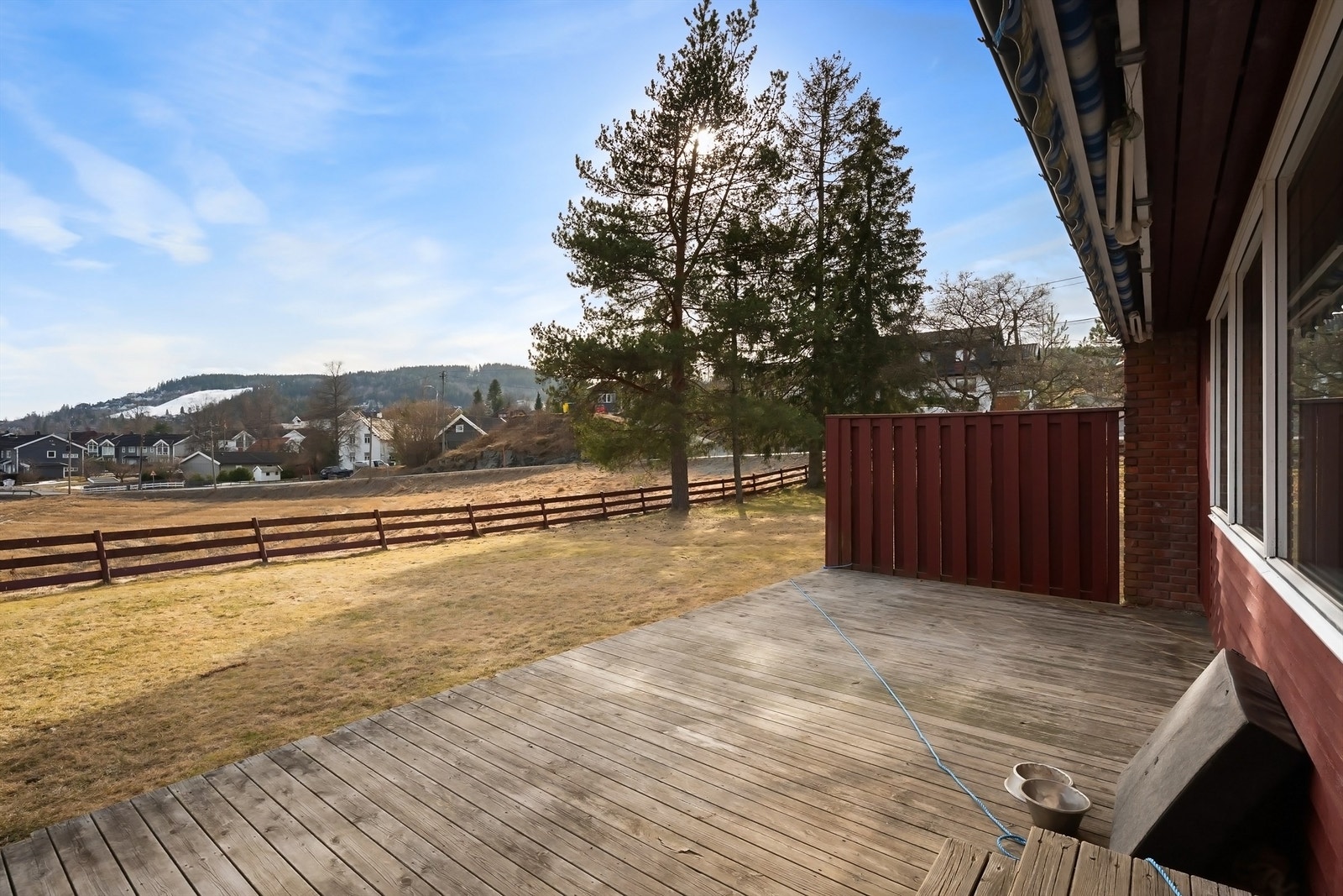 Terrassen er sydvendt med svært gode solforhold og god plass til utemøblement Galleribilde