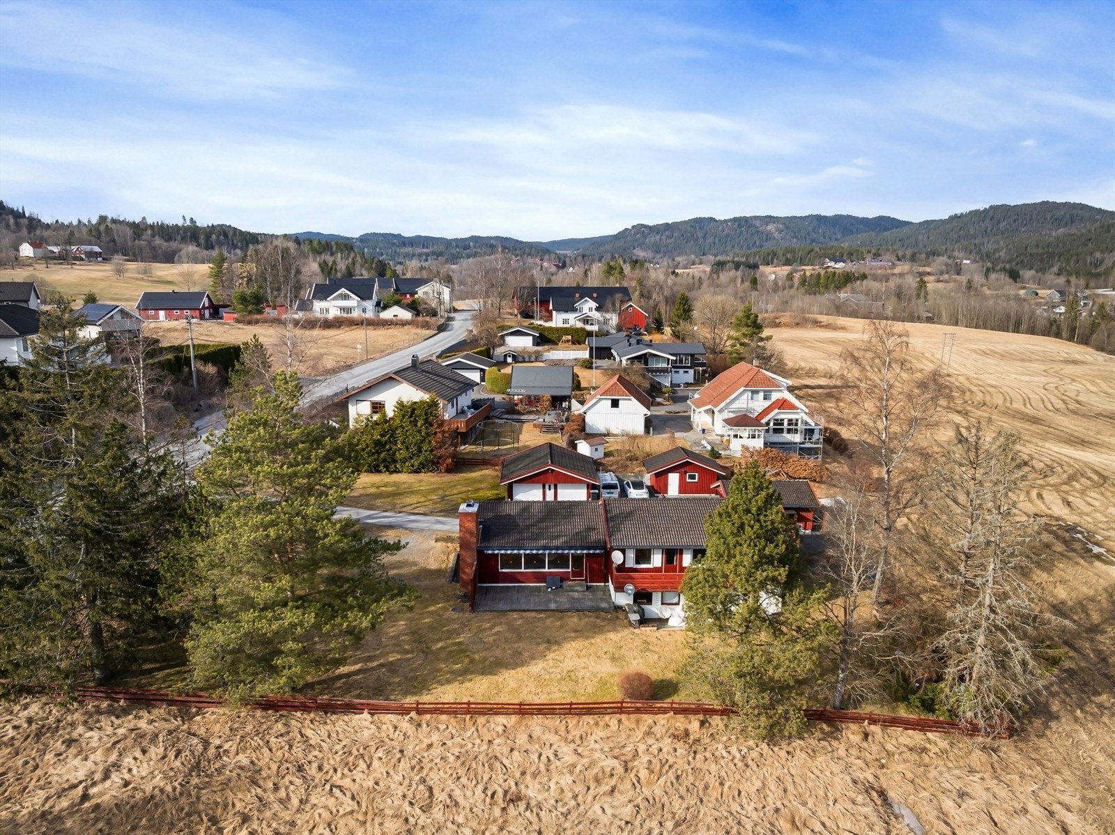 Fra eiendommen er det gåavstand til skole- og barnehagetilbud, nærbutikk, turområder rett utenfor og Lommedalen golfbane Galleribilde