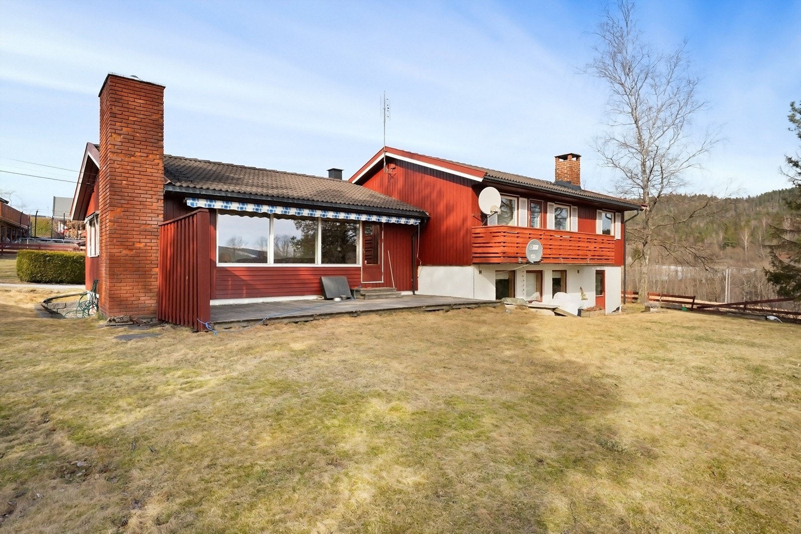 Landlig og idyllisk beliggenhet med umiddelbar nærhet til fantastisk natur. Området er stille og rolig, kjent for sitt hyggelige naboskap som er sterkt tilknyttet området Galleribilde
