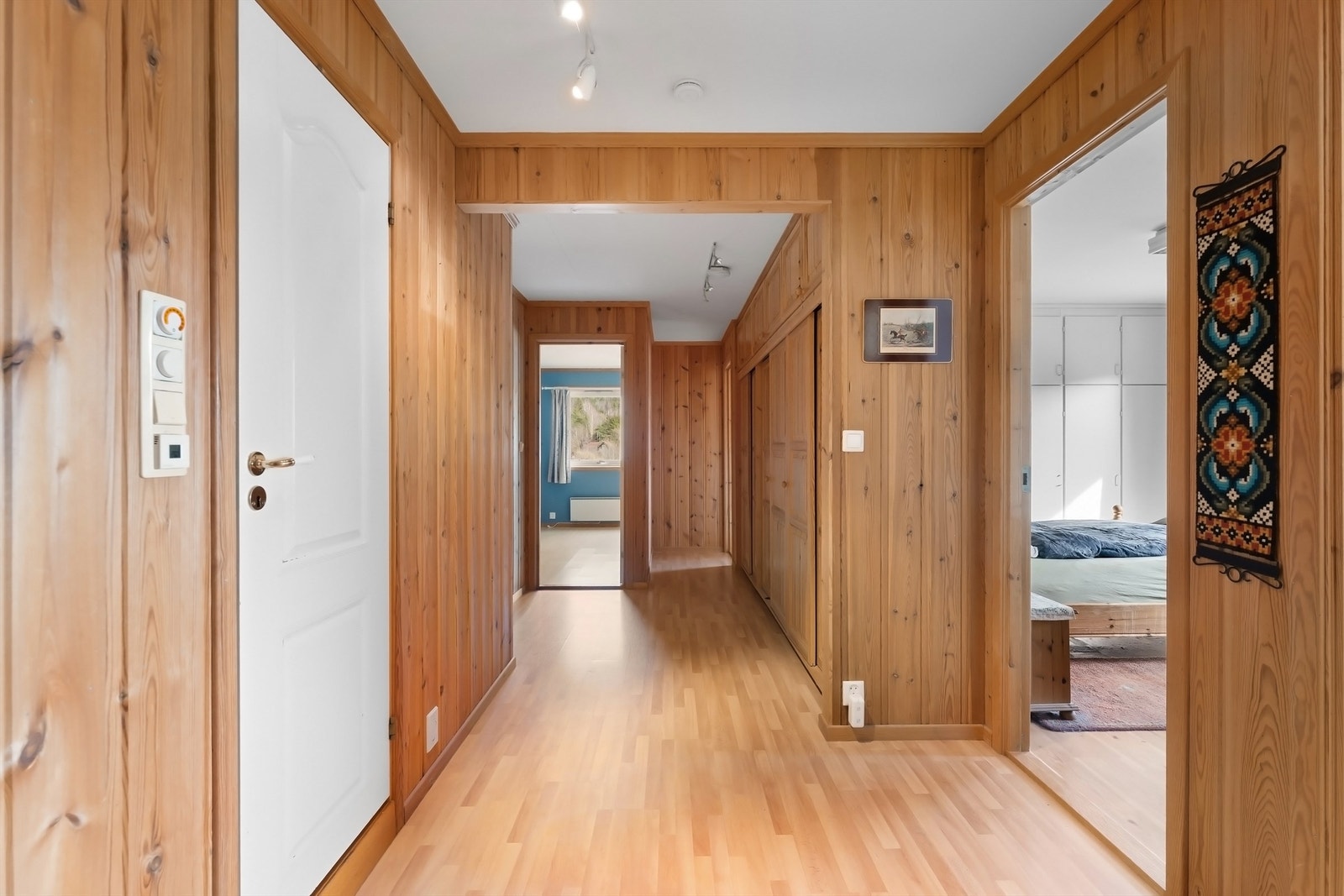 Halvplanet består av 4 soverom og baderom. I hallen er det integrerte garderobeløsninger til oppbevaring Galleribilde