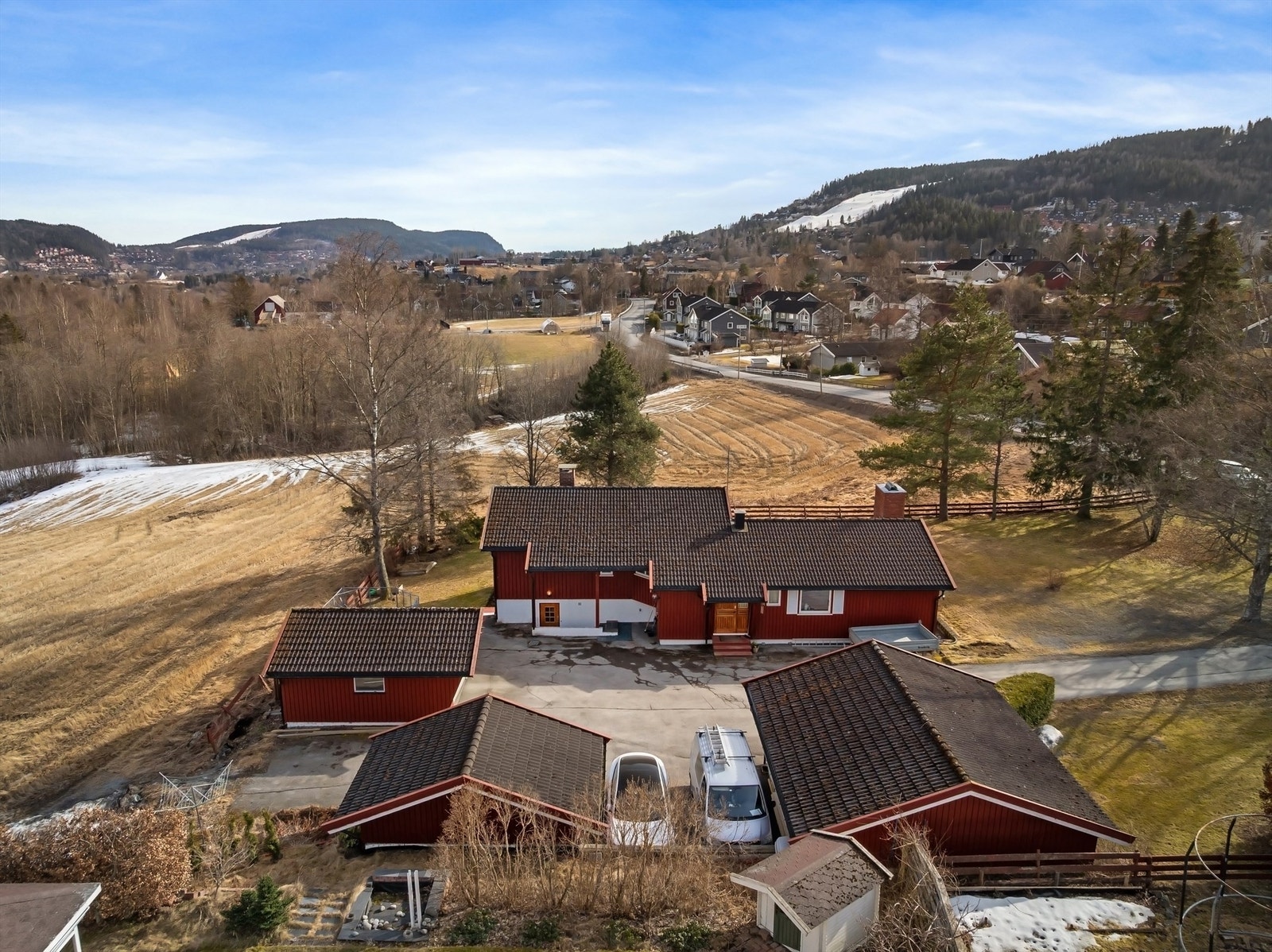 Flat og barnevennlig hage med god boltreplass for hele familien Galleribilde