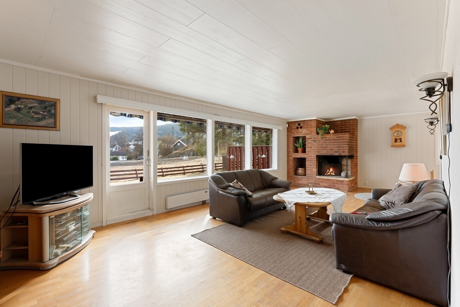 Peisen står sentralt i rommet og er synlig både fra stuen og spisestuen Galleribilde