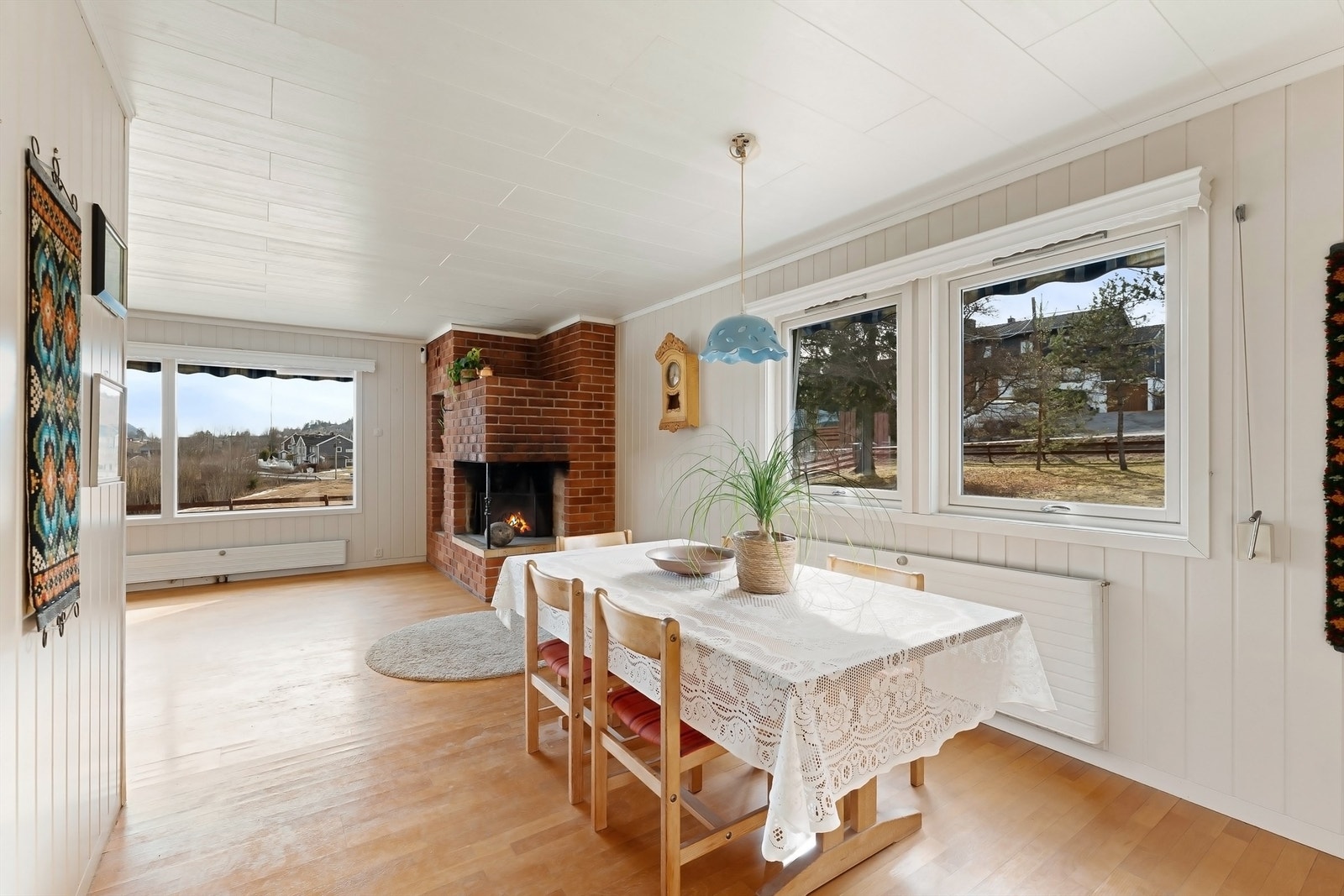 Stuen og spisestuen har en dels åpen løsning og sammen utgjør de et stort og smakfullt rom. Et hyggelig samlingspunkt for hele familien Galleribilde