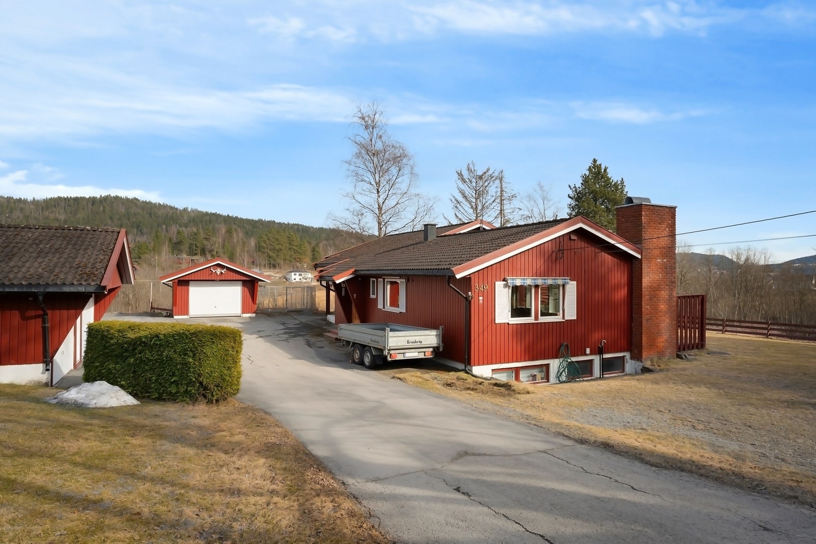 Området er et eldorado for ski og turentusiaster med nærhet til Lommedalen skisenter, flott turterreng om sommeren og flotte skiløyper innover Bærumsmarka/Krokskogen om vinteren Galleribilde
